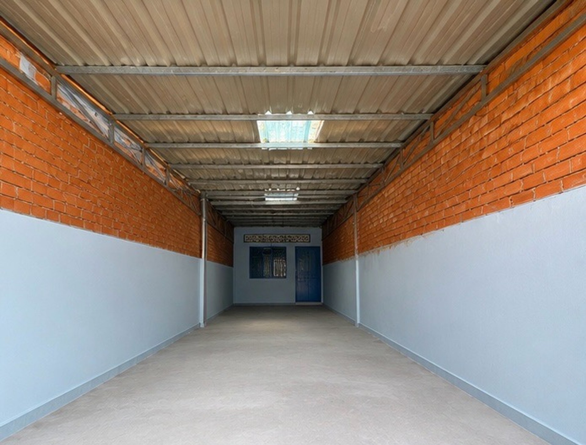 Bán nhà mặt phố gần chợ Bình Trưng, diện tích 120.4m², 2 phòng ngủ