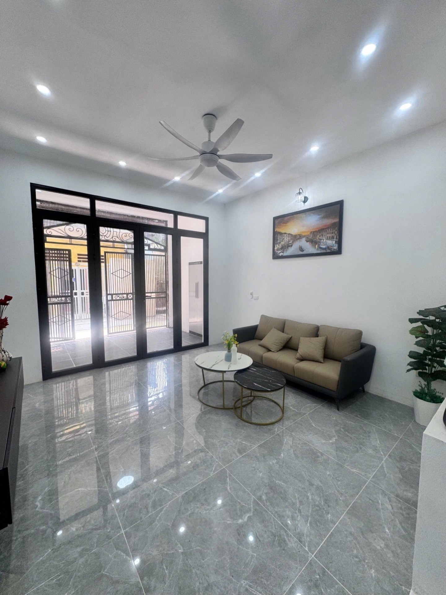 Nhà riêng có sân - thửa đất riêng biệt giá tốt, rộng thoáng, nội thất đầy đủ - Cơ hội hiếm có
