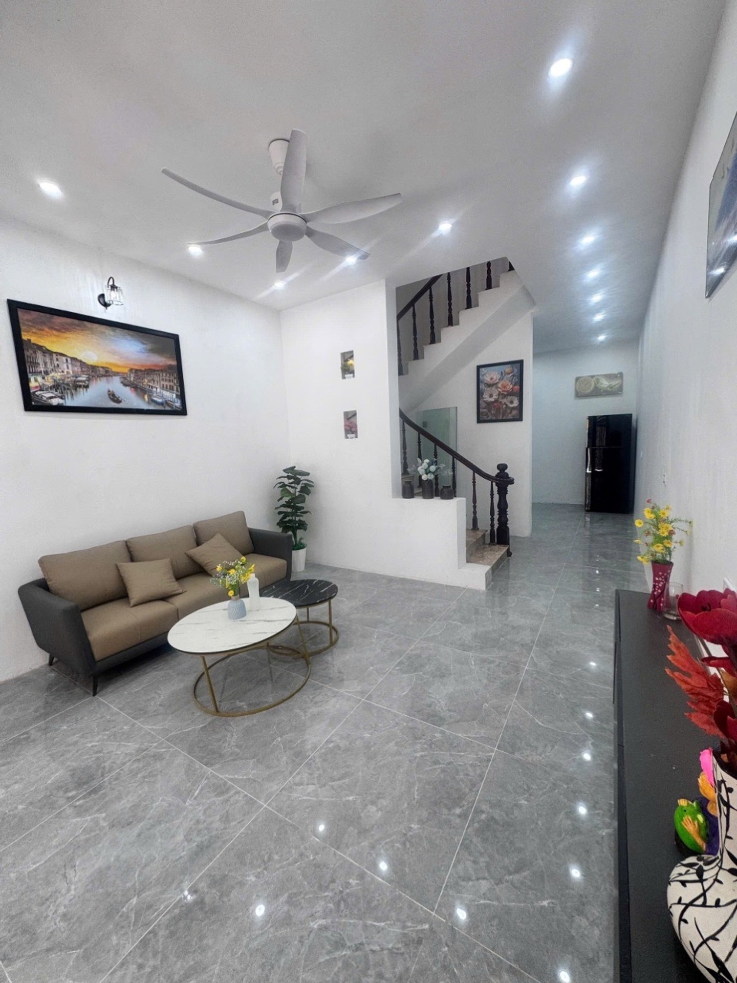 Nhà 3 tầng mới xây, rộng 57.6m², vị trí thuận tiện tại Nguyễn van linh phúc lơi long biên
