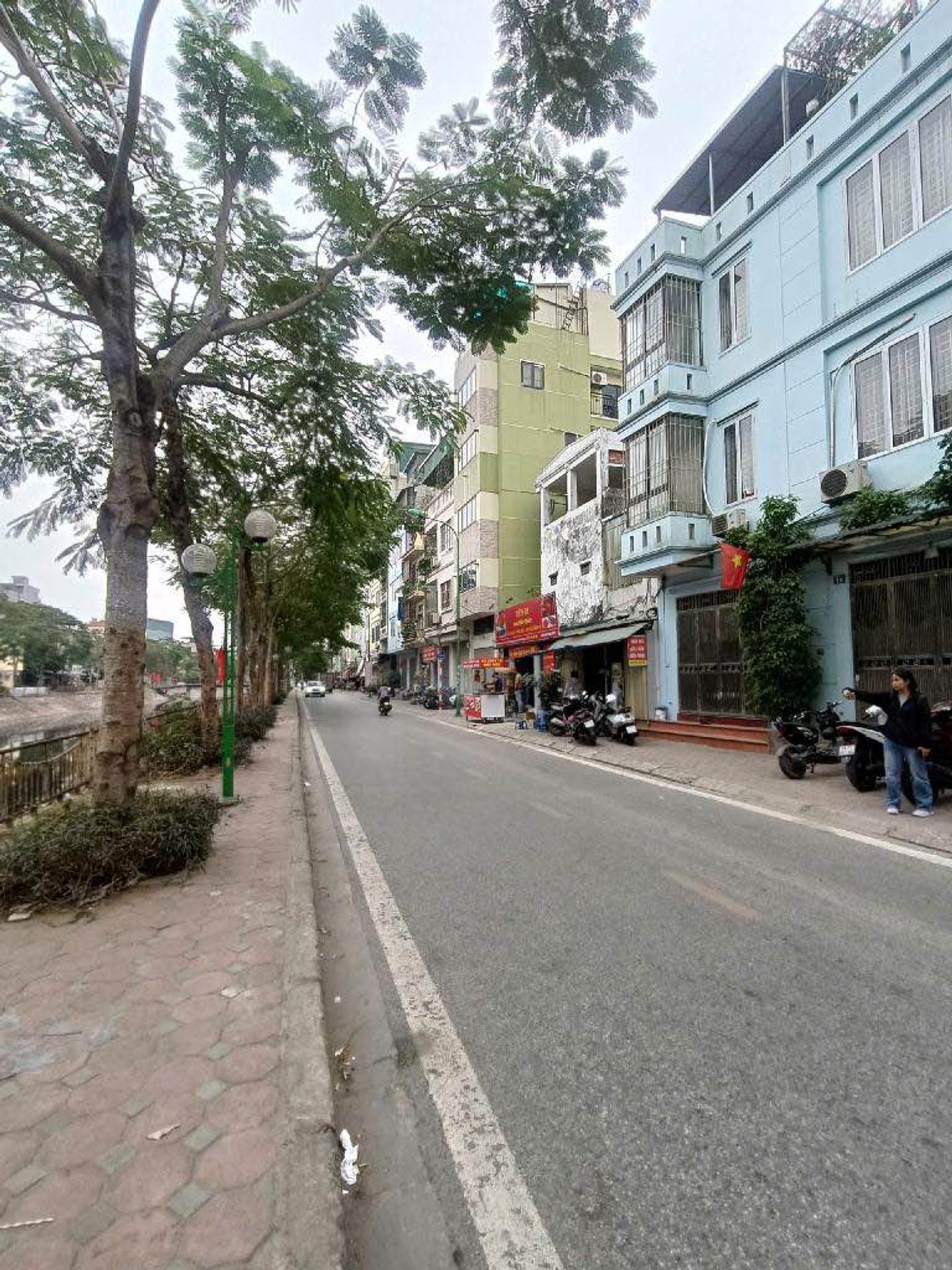 Bán nhà mặt phố Trương Định gần cầu Kim Đồng, mặt bờ sông Sét, mặt tiền 4.4m