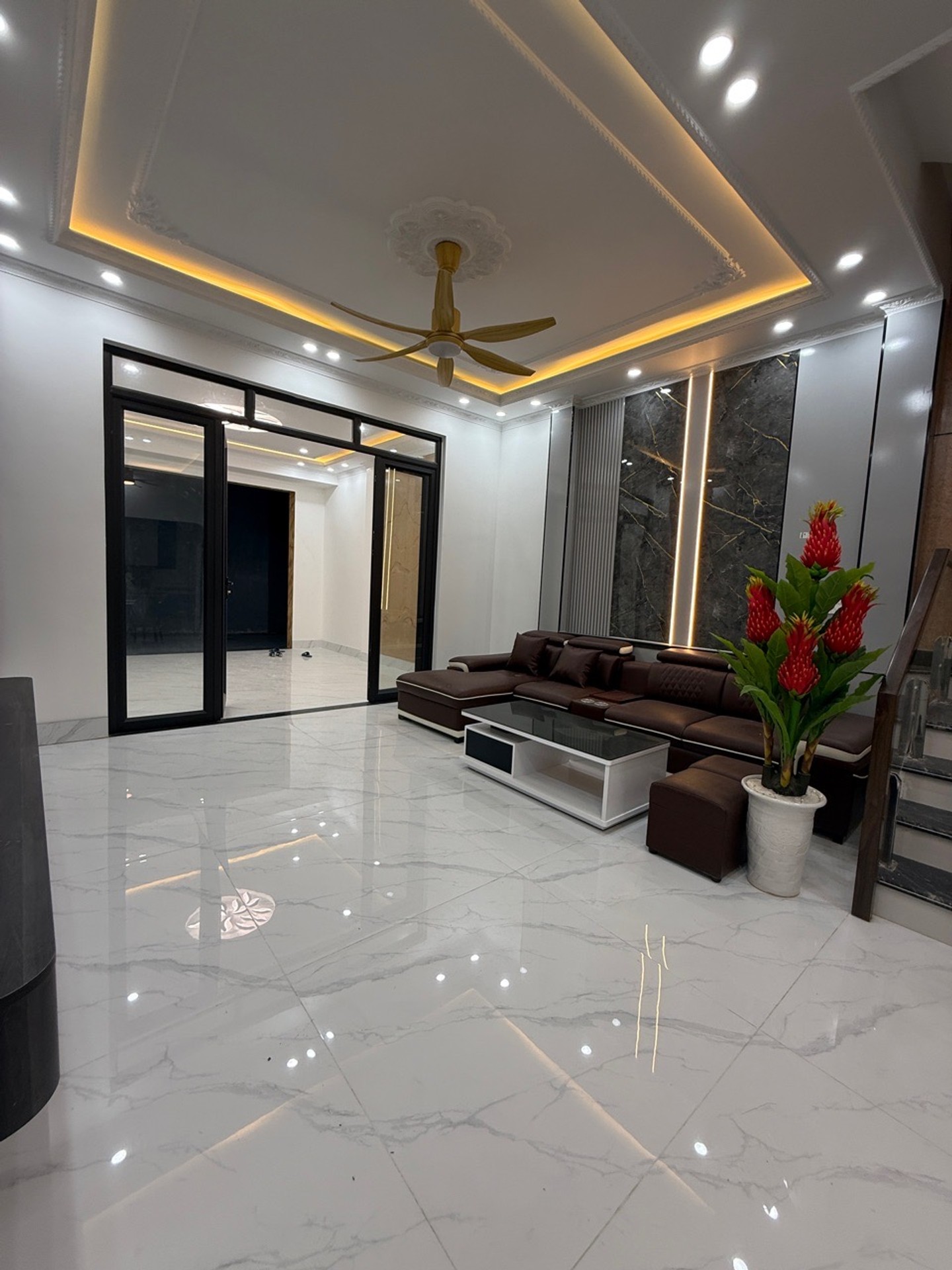Nhà 3 Tầng Hiện Đại Full Nội Thất Tặng Gara Ô Tô Tại Quỳnh Hoàng