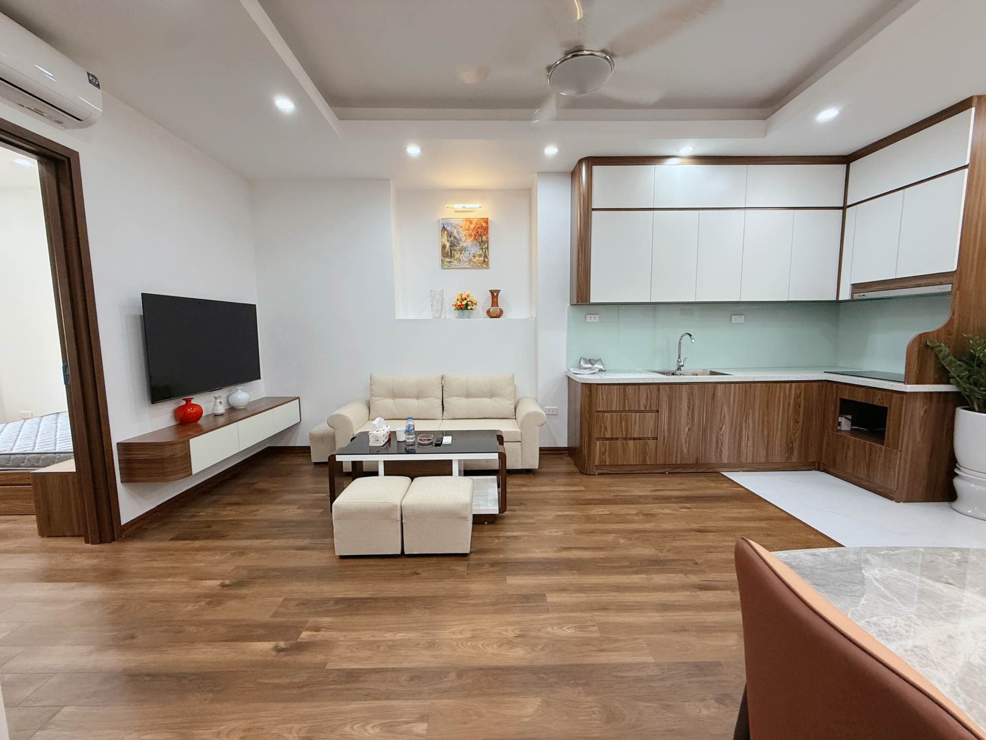 Căn góc 3 phòng ngủ tặng full nội thất, view phố sầm uất