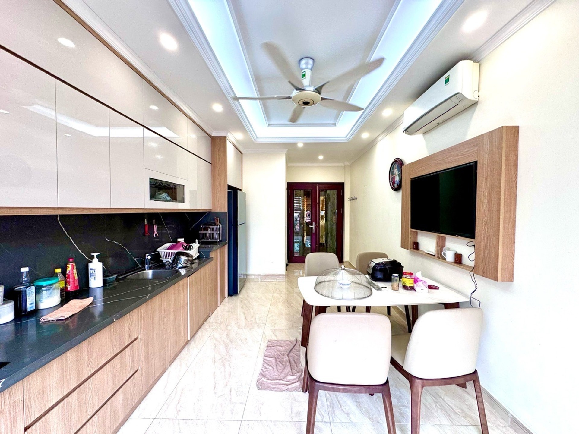 Nhà 6 tầng hiện đại kèm thang máy tại khu phân lô Lạc Long Quân