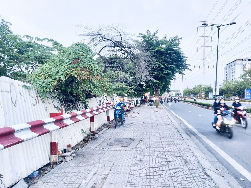 Bán nhà mặt phố Phạm Văn Đồng, mặt tiền rộng 80m, diện tích 2450m²