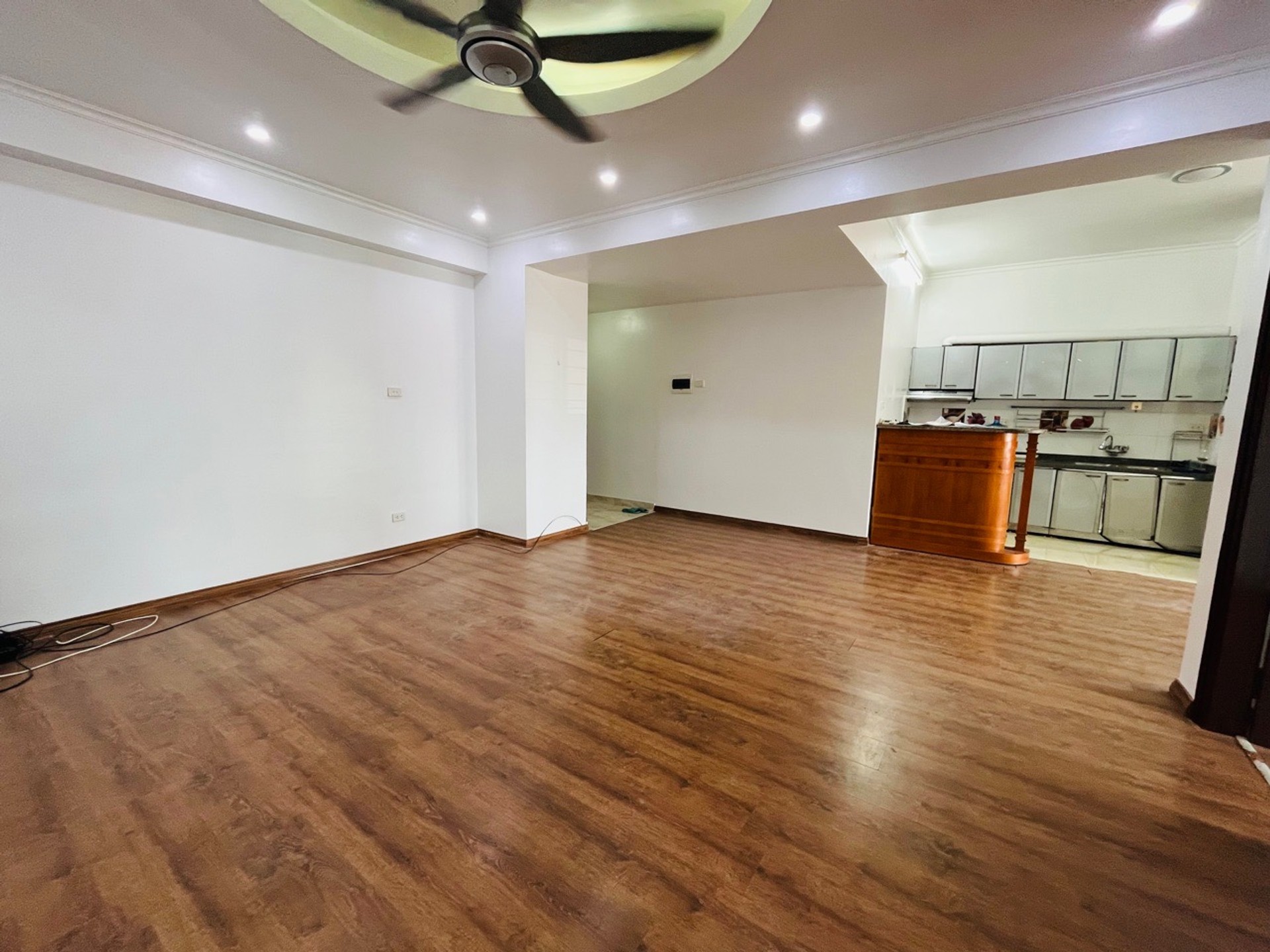Căn hộ 3 phòng ngủ rộng 111m² tại Ba Đình, sổ đỏ sang tên ngay