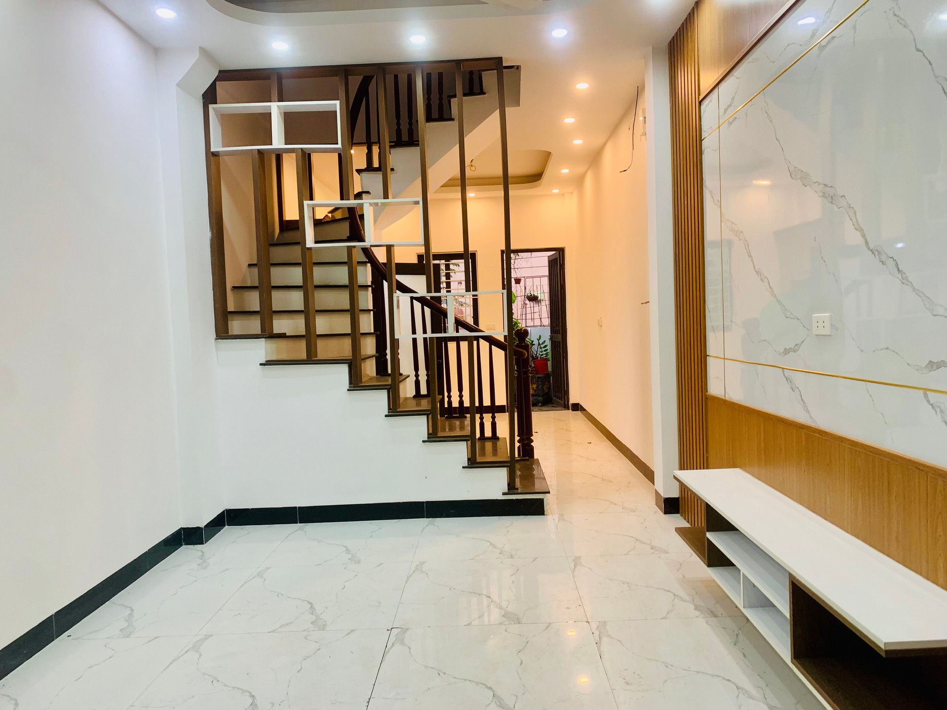 Nhà đẹp 4 tầng Kim Chung, full nội thất, ô tô 20m