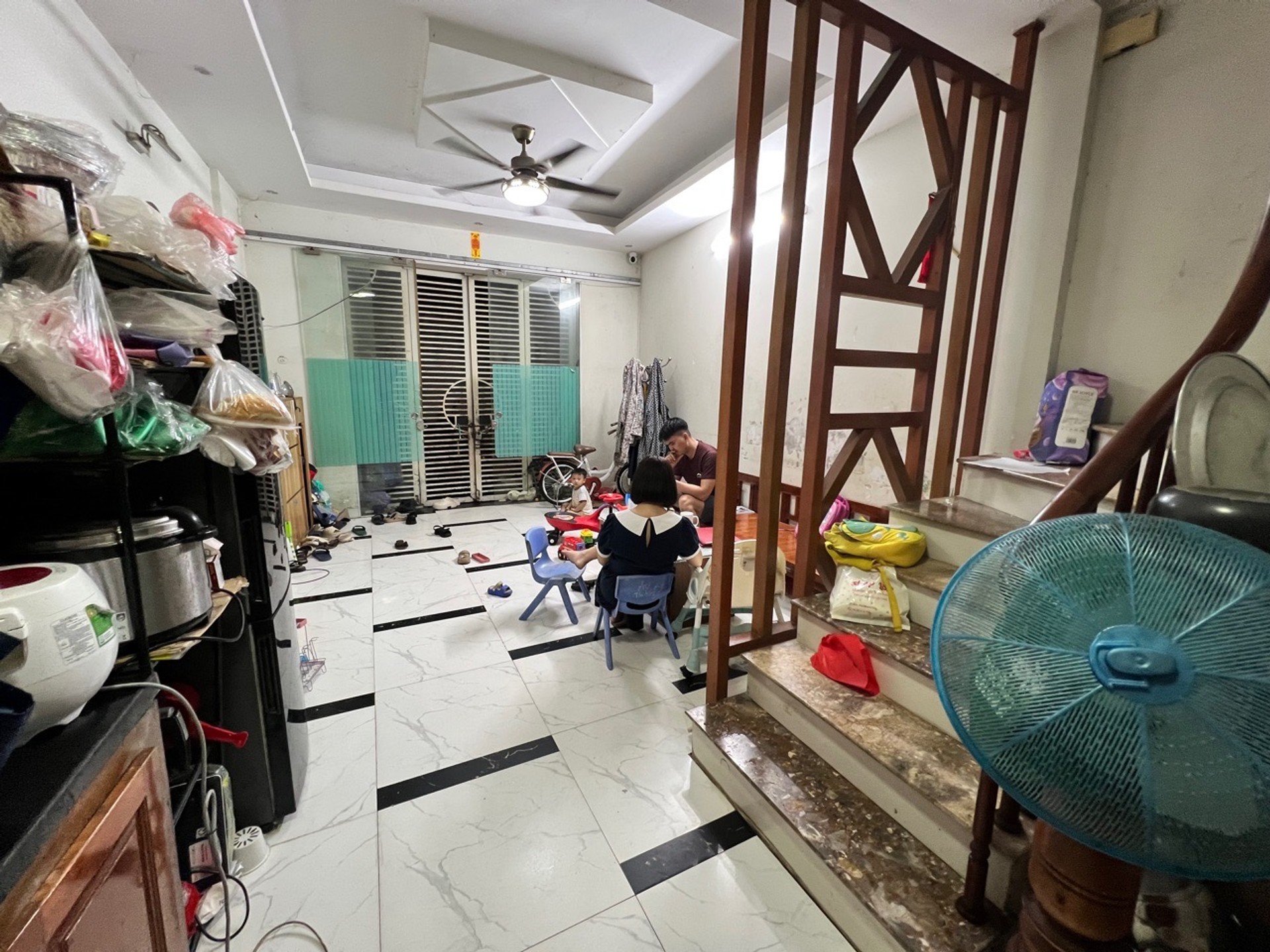Nhà phố hiếm có, mặt tiền bê tông, sổ đỏ nở hậu