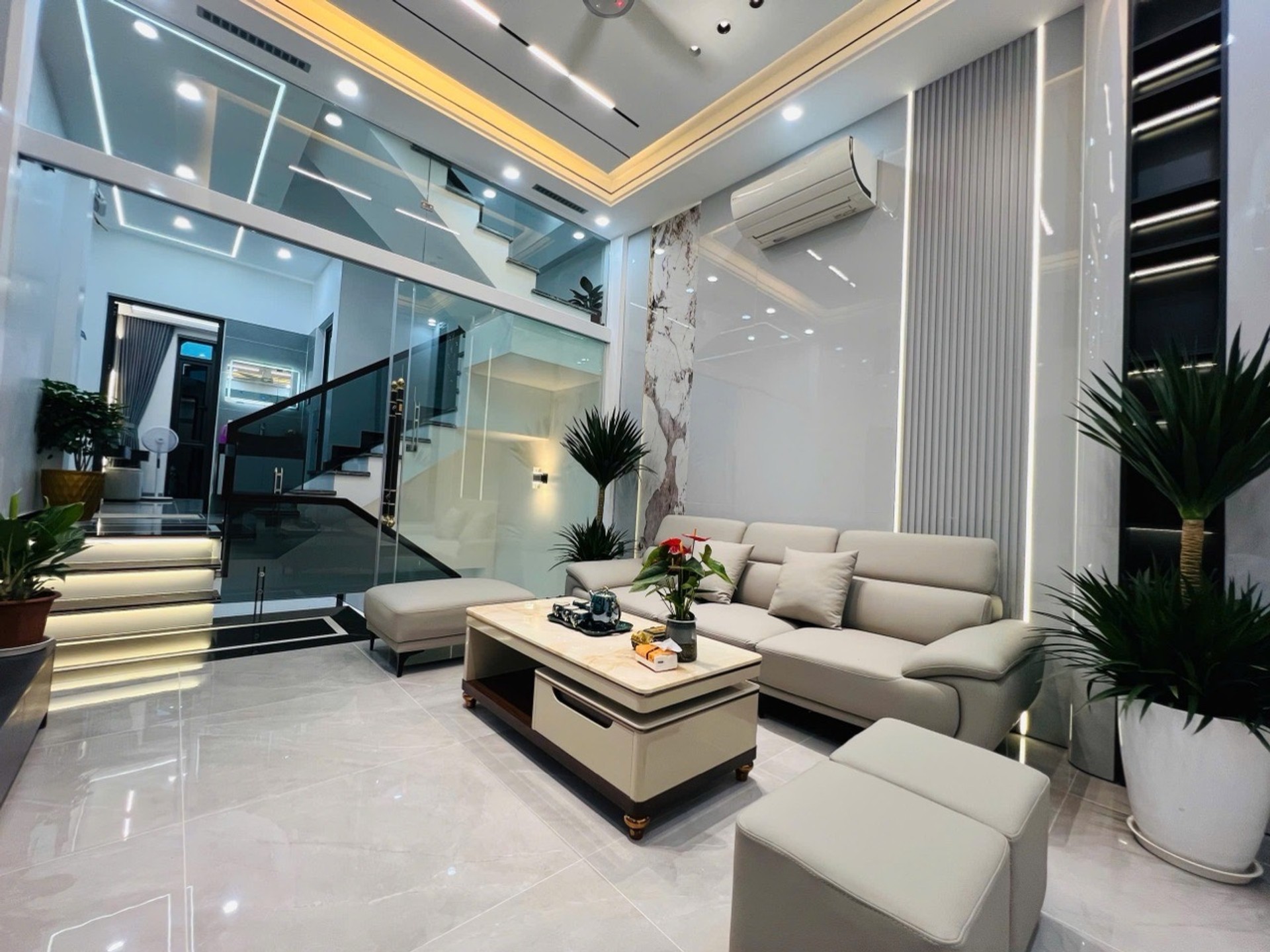 Nhà 4 tầng xịn Quỳnh Hoàng - ô tô vào tận nhà, nội thất cực chất