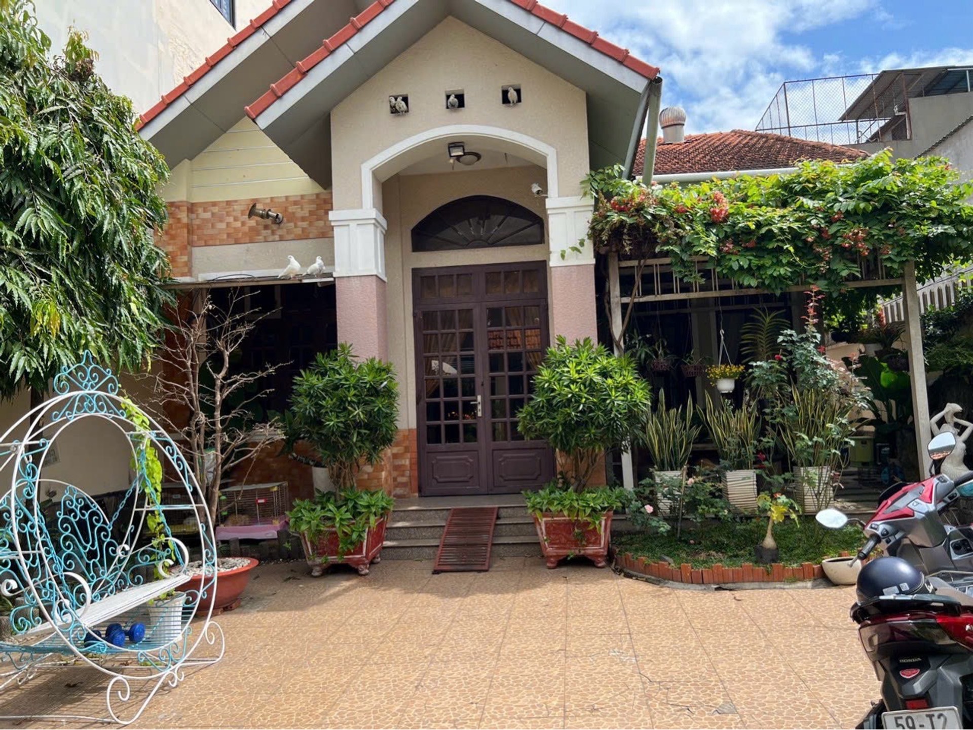 Biệt thự vườn góc 2 mặt tiền, yên tĩnh quận 7, giá cực hấp dẫn
