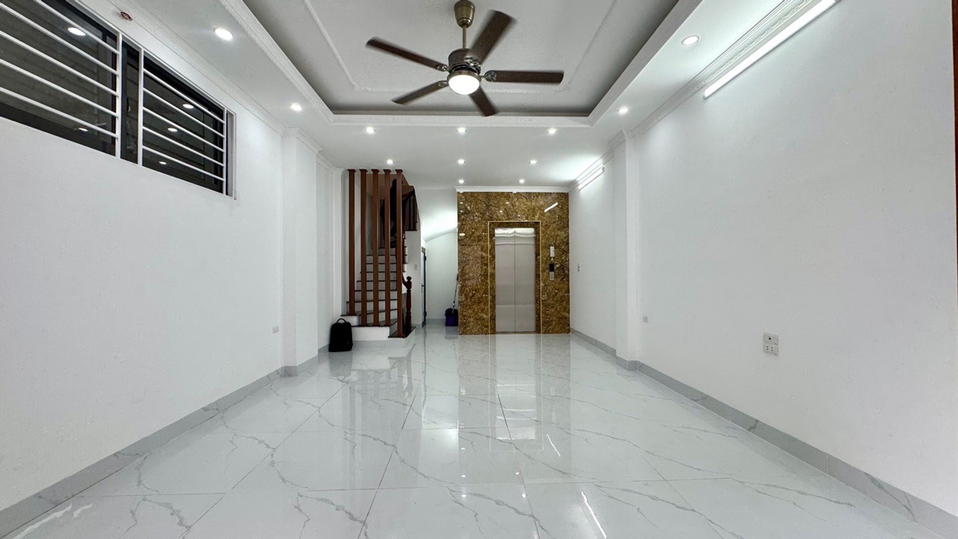 Bán nhà 6 tầng mới ở trung tâm Việt Hưng, có thang máy, gần ô tô
