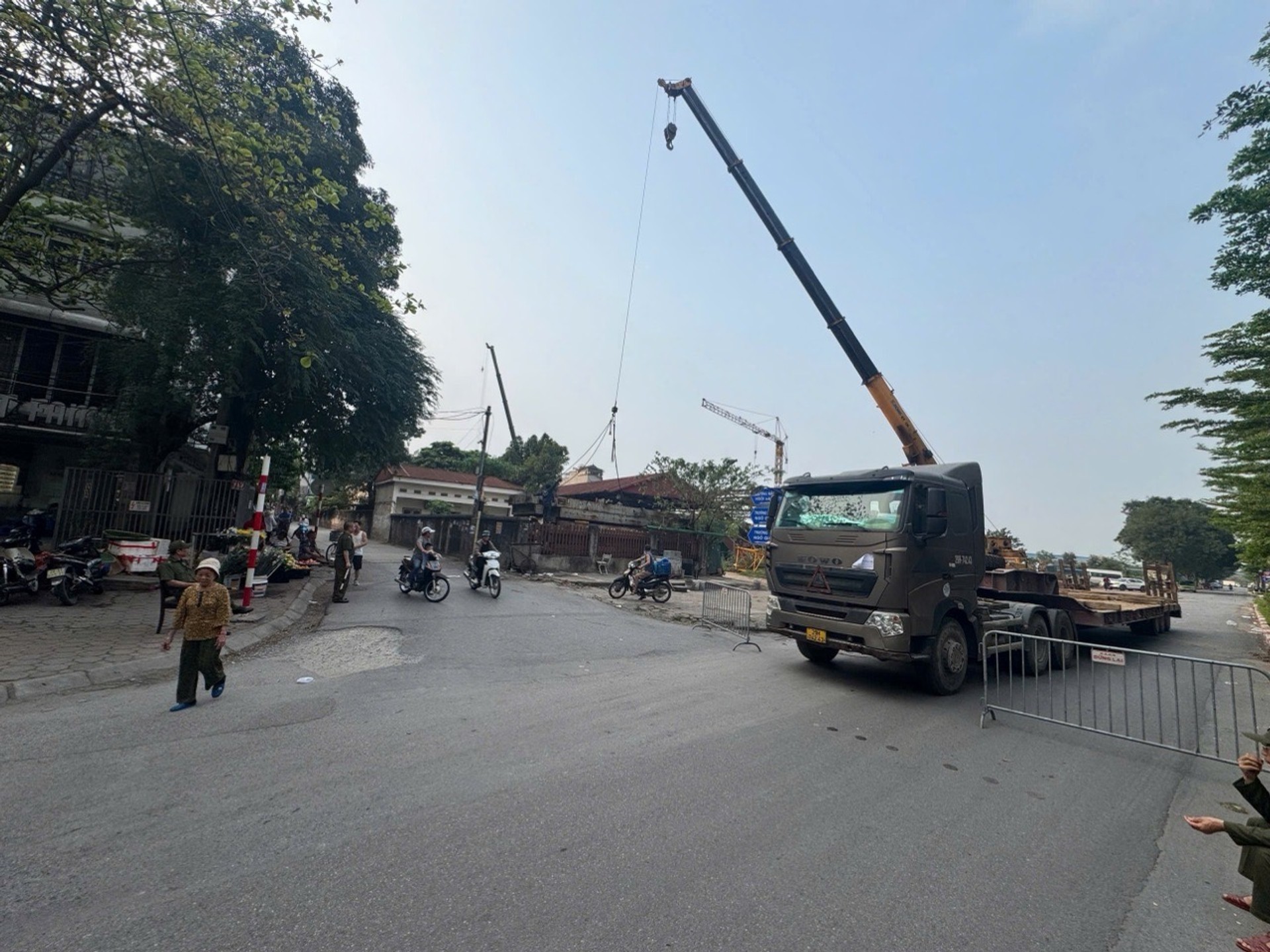 Đất lô góc Việt Hưng - oto đỗ cửa - tặng nhà cấp 4