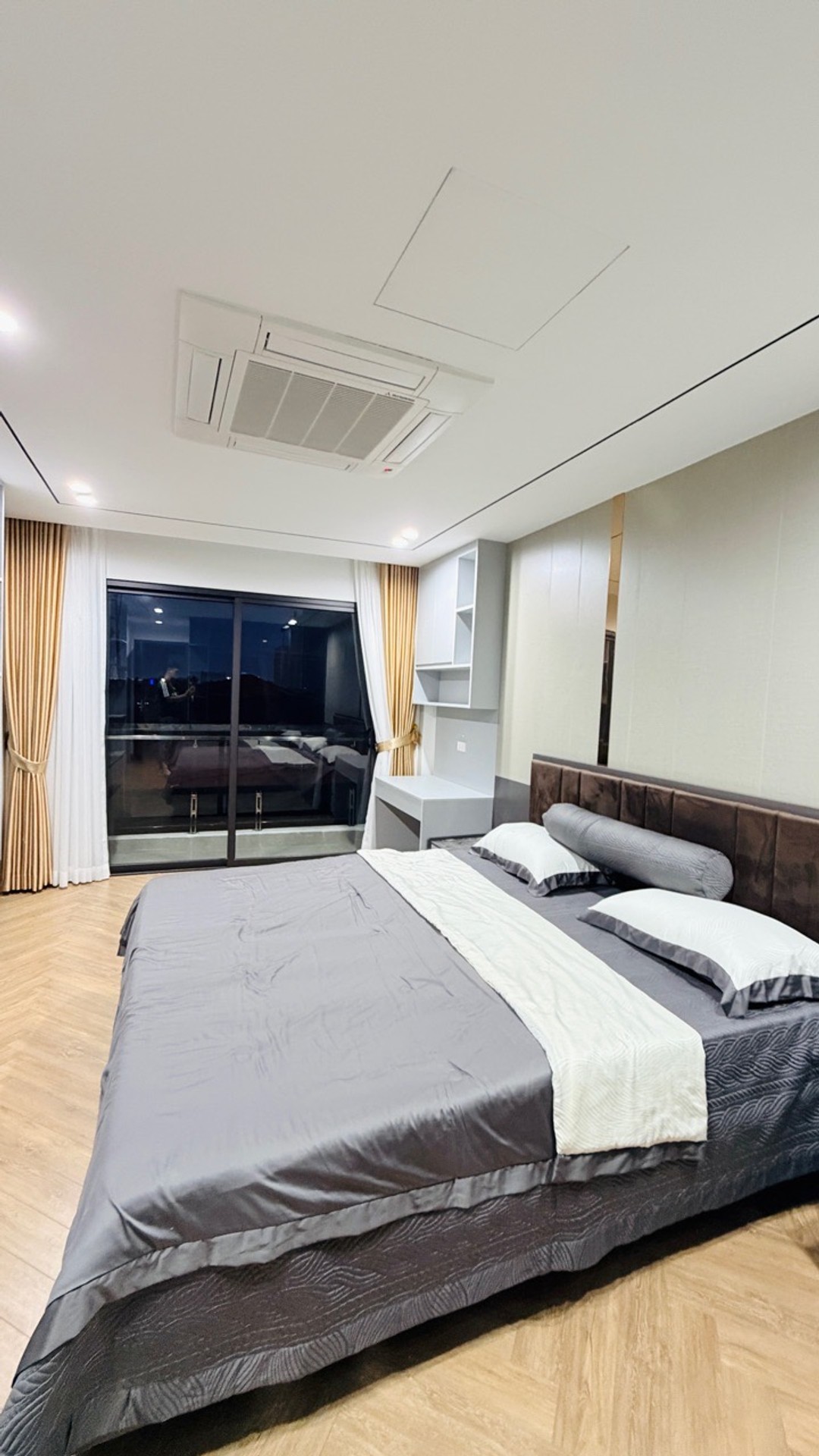 Bán nhà 7 tầng thang máy khu Gia Thuỵ ô tô tránh diện tích 37m²