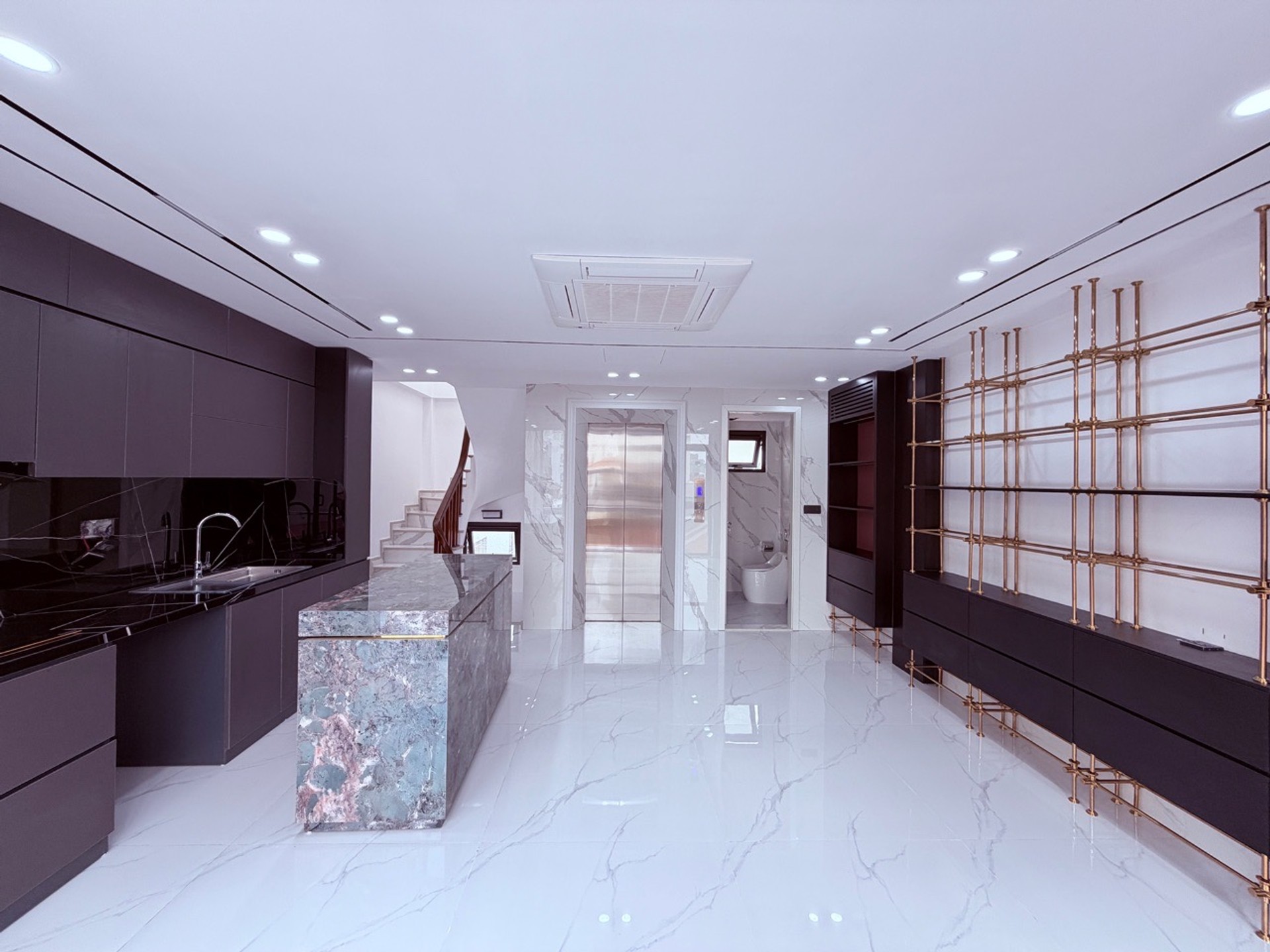 Cơ hội sở hữu nhà 7 tầng thang máy khu phân lô trung tâm Long Biên giá cực tốt