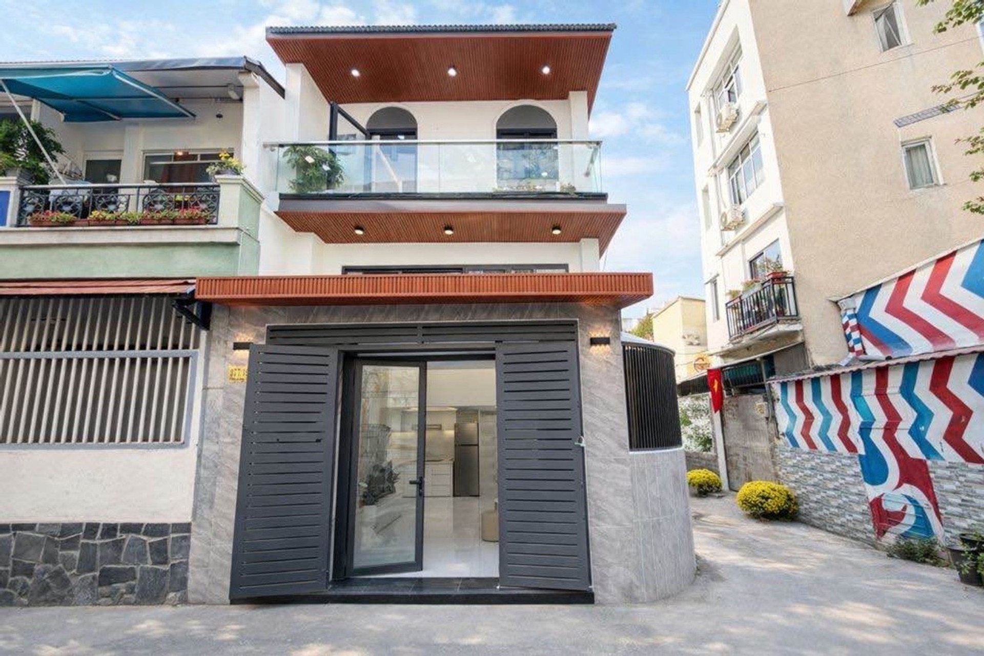 Nhà căn góc 2 mặt hẻm xe hơi quay đầu chỉ nhỉnh 6Đ còn TL