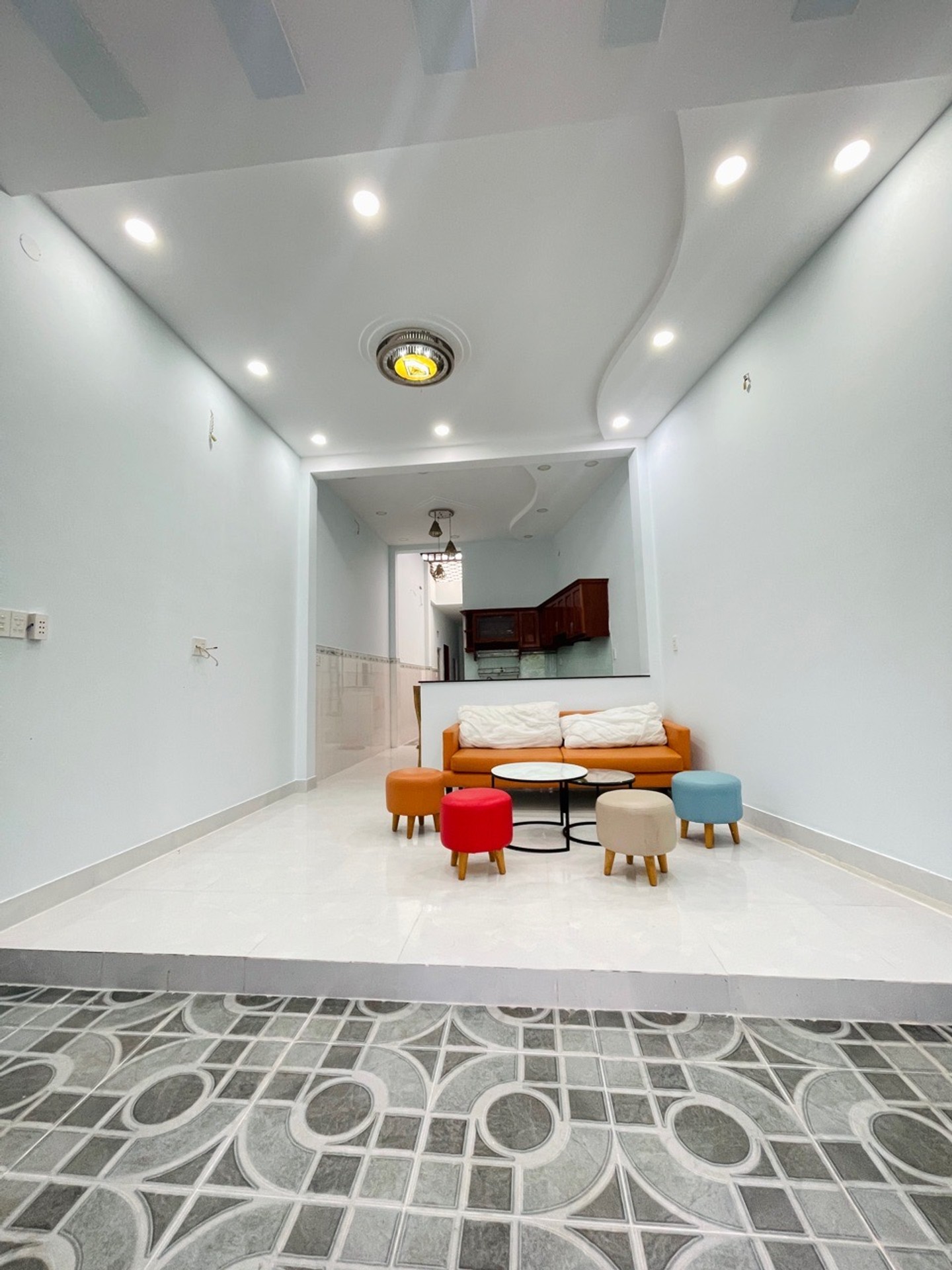 TRUNG MỸ TÂY – XE HƠI THÔNG – NGỦ TRONG NHÀ