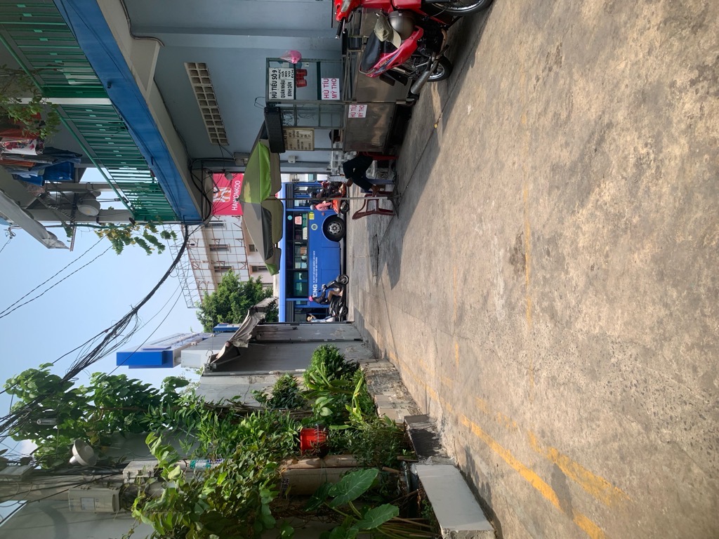 Bán nhà mặt phố Hoàng Văn Thụ mặt tiền thụt có sân để xe ô tô