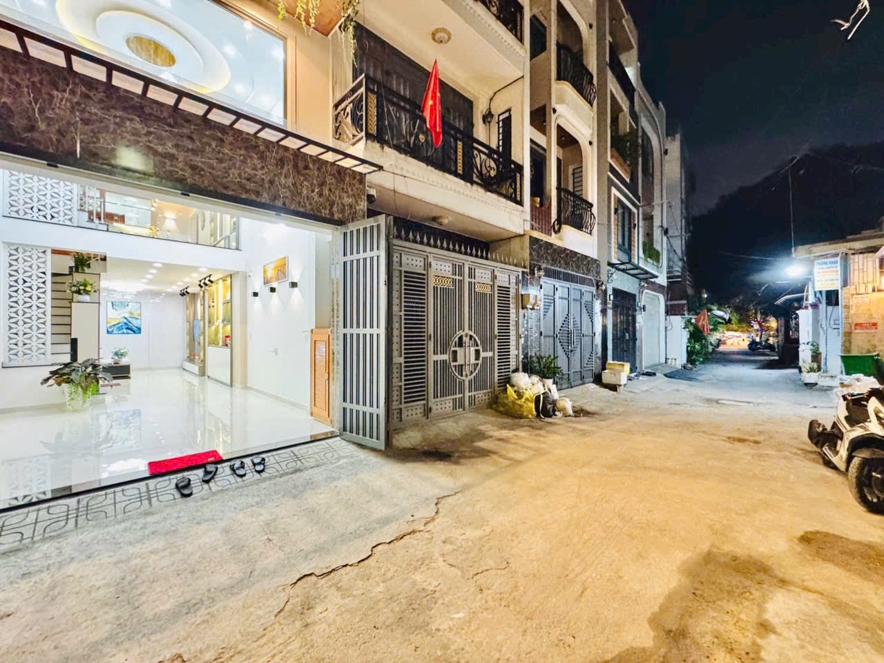 XE HƠI NGỦ TRONG NHÀ, CẠNH TRƯỜNG NGUYỄN DU CITYLAND LOTTE MART