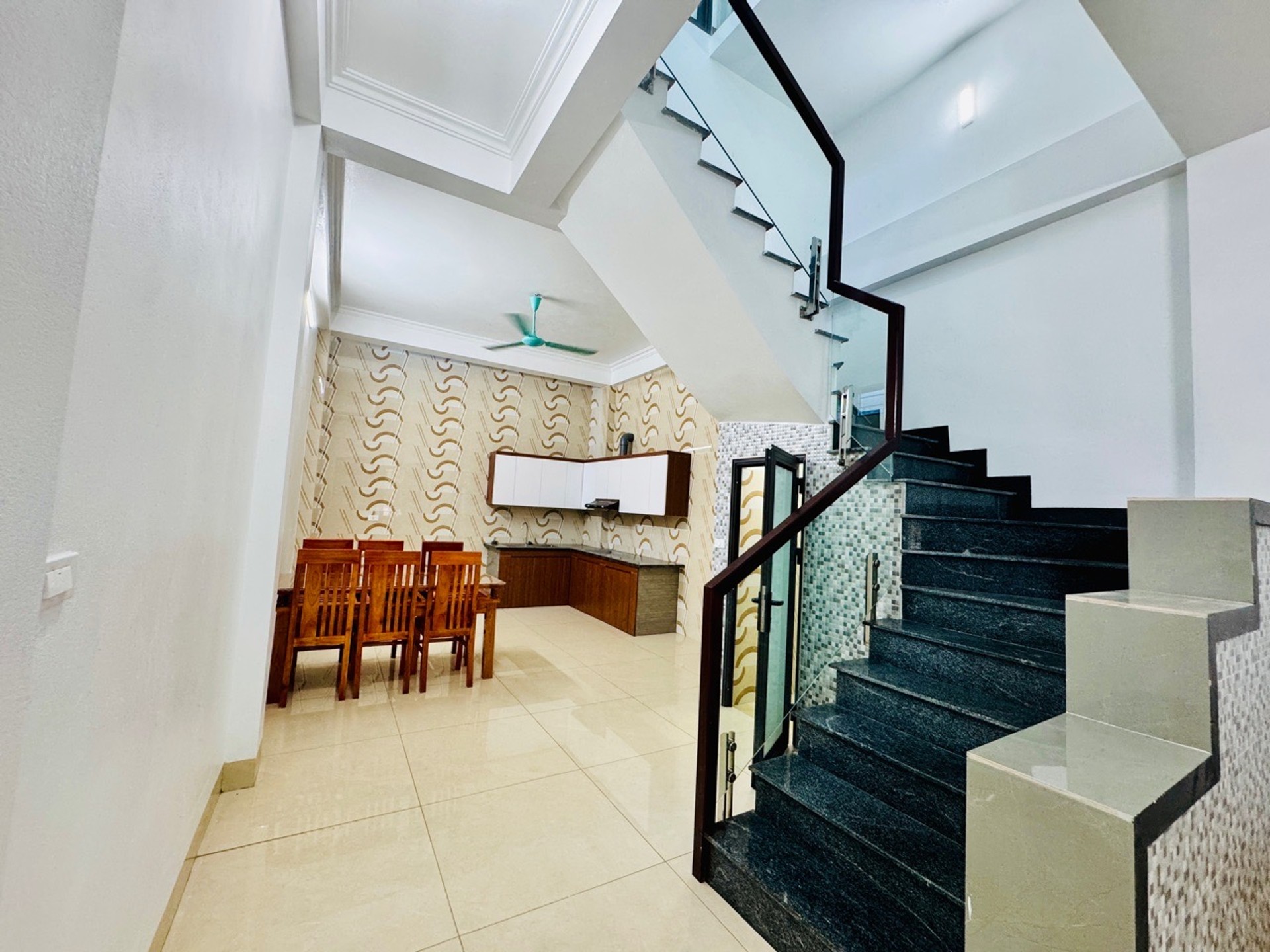 Nhà 2 tầng FULL nội thất, gần ô tô, tiện ích đầy đủ ở ngay