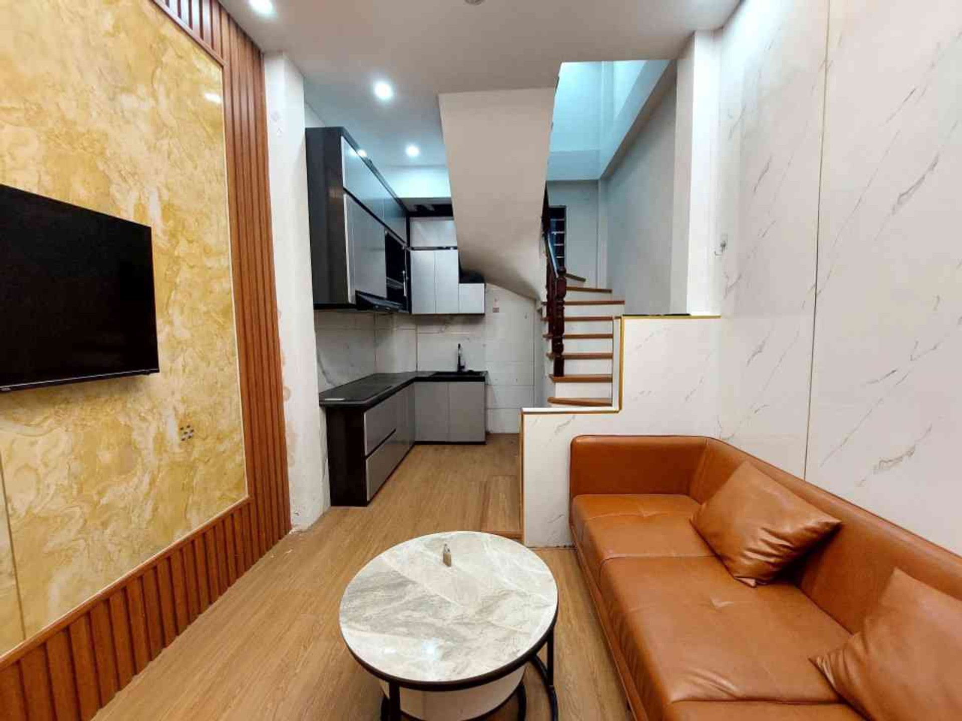 Nhà 5 tầng 2 mặt ngõ gần Hồ Đầm Tròn, giá hiếm