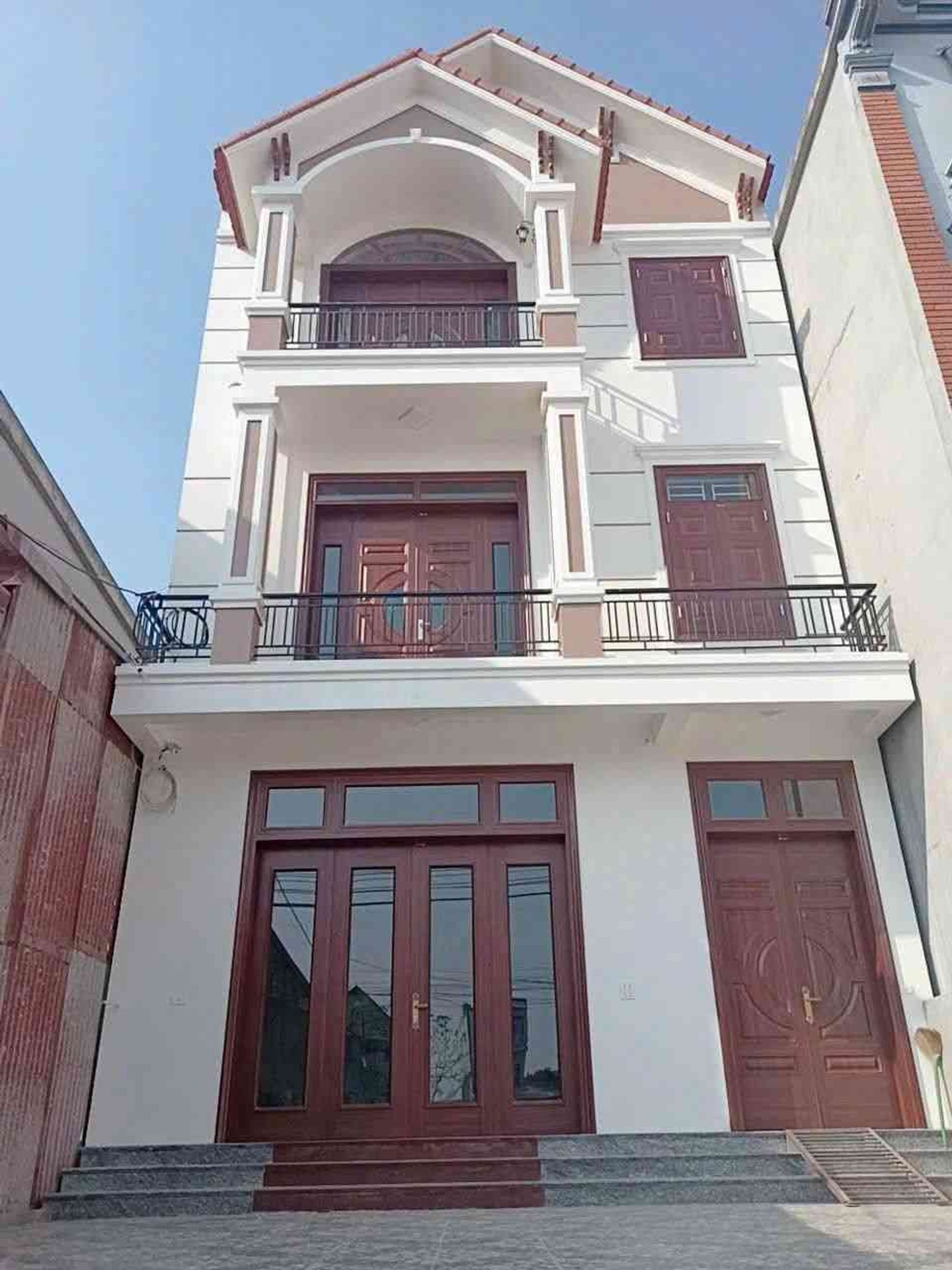 Nhà 3 tầng xây khung cột chắc chắn gần khu công nghiệp Hiệp Hòa