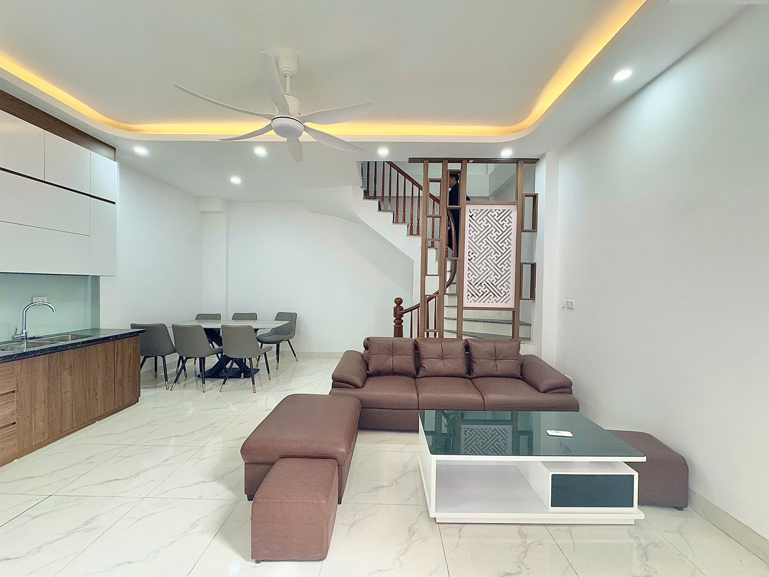 Nhà 5 tầng mới đẹp, 4 phòng ngủ, sẵn nội thất. Ngõ thoáng gần ô tô.