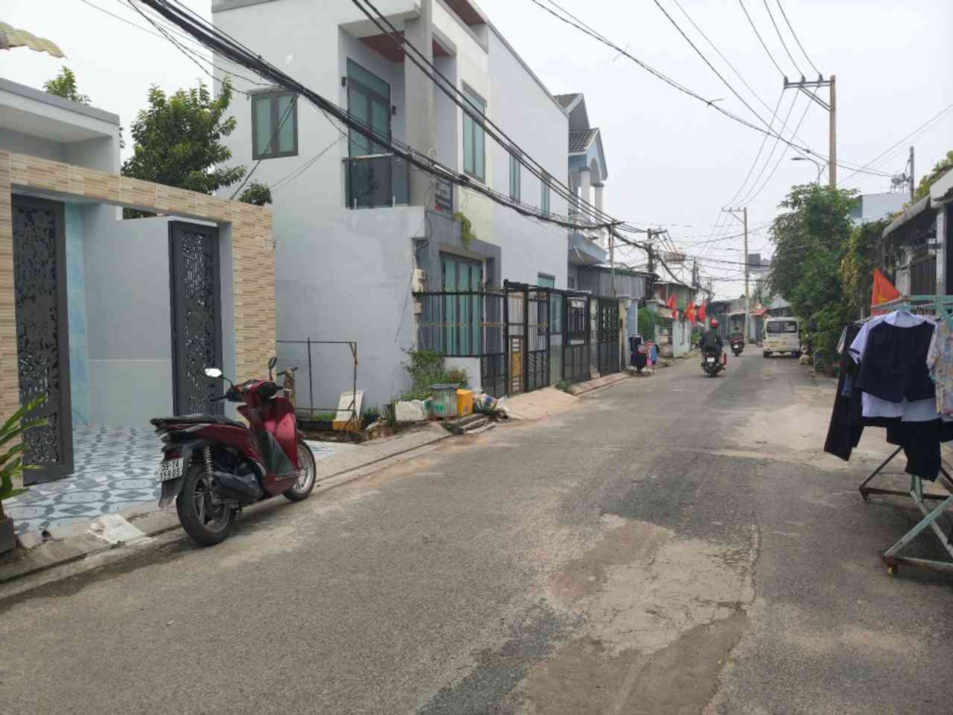 Nhà 63m mặt đường nhựa, ngay chợ Xuân Thới Thượng, 3,x tỷ
