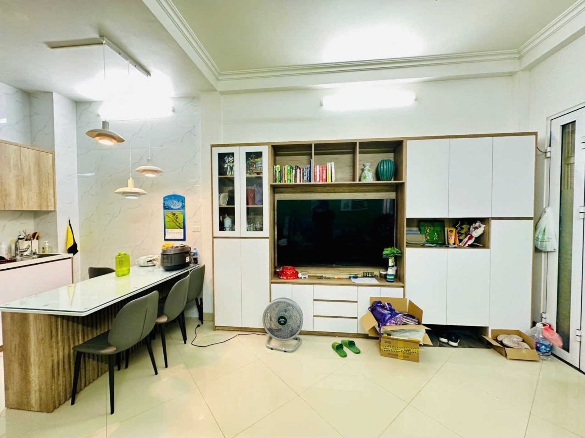 Nhà lô góc cực đẹp, cách ô tô 1 nhà, kinh doanh sầm uất