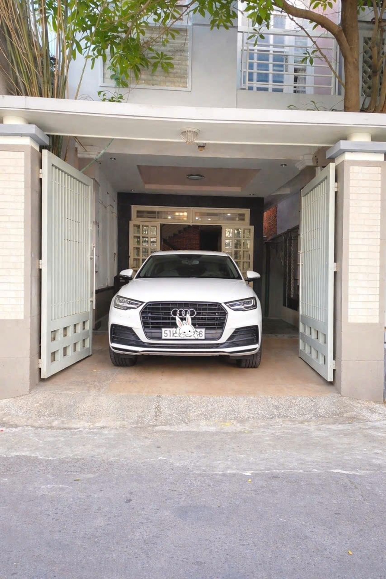 Bán nhà 3 tầng 133m2 tại Phạm Văn Hai, Tân Bình, mặt tiền 5m, xe hơi vào nhà, giá 20,1 tỷ đồng