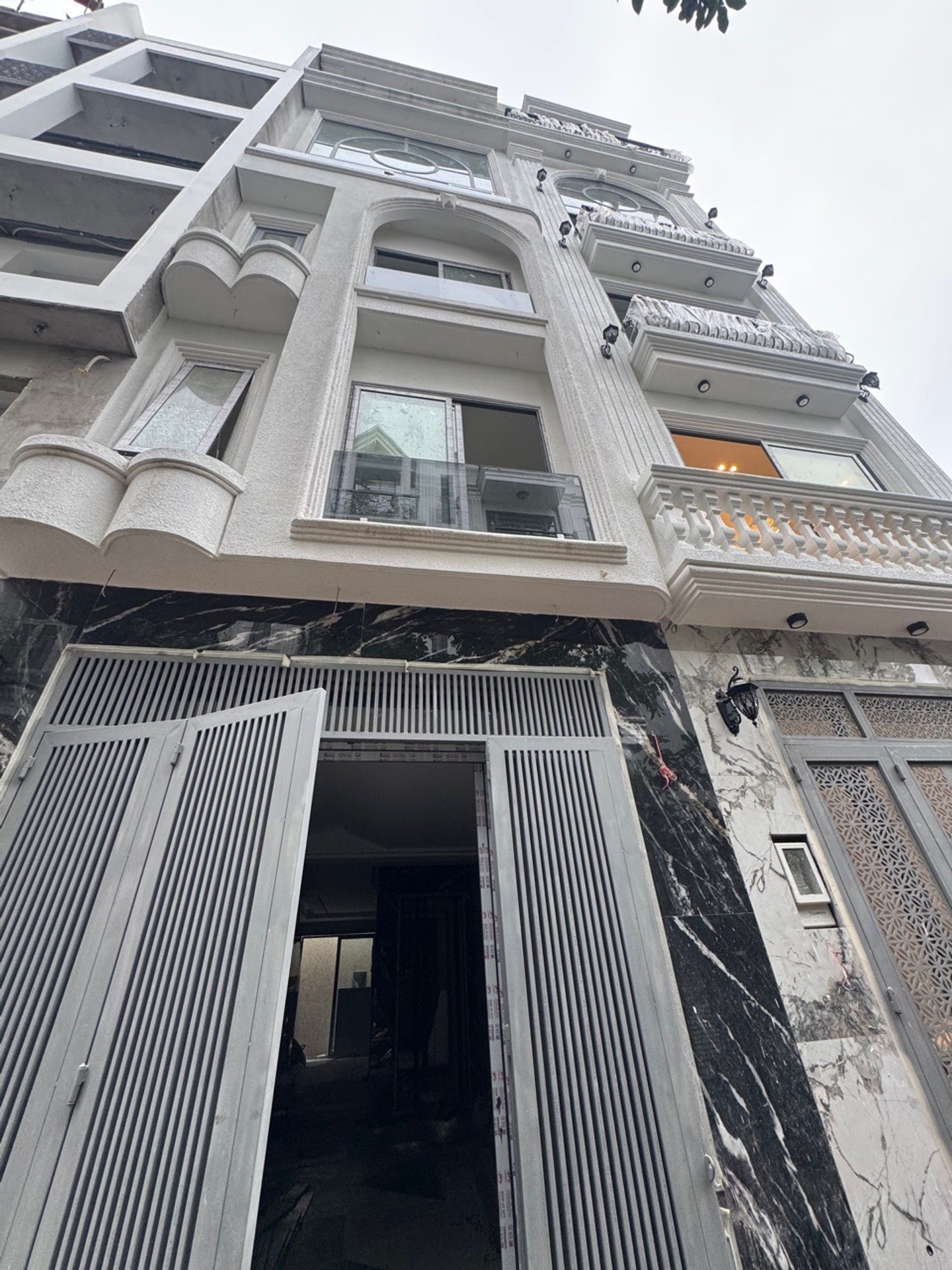 GẦN 60M² – 5 TẦNG – Ô TÔ NGỦ TRONG NHÀ – GÒ VẤP
📐 4×15m | 5 tầng xây mới 100%
🚗 Ô tô ngủ