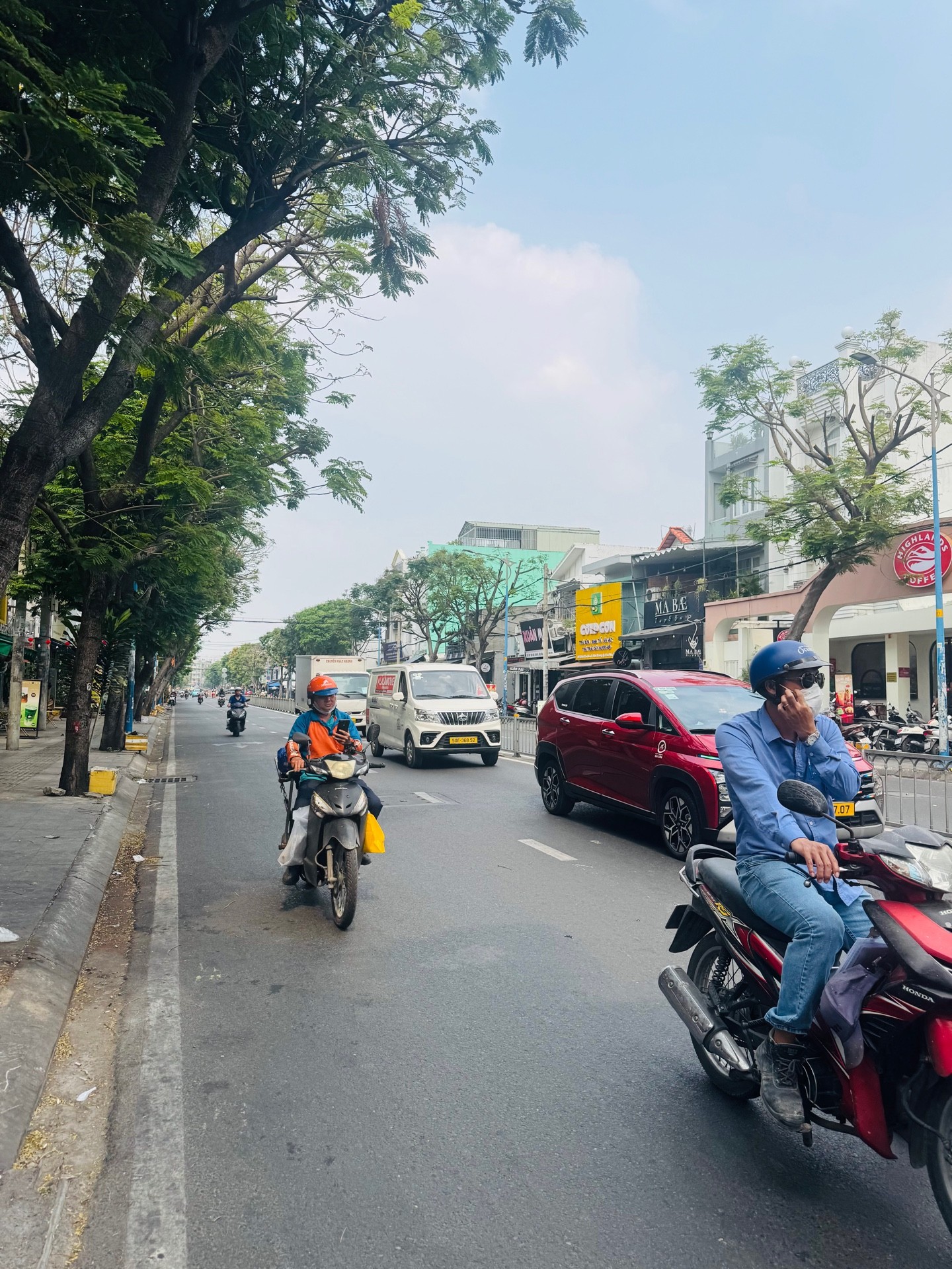 Bán nhà mặt phố 2 tầng diện tích 25m² tại khu vực gần Đầm Sen, giá 10.5 tỷ