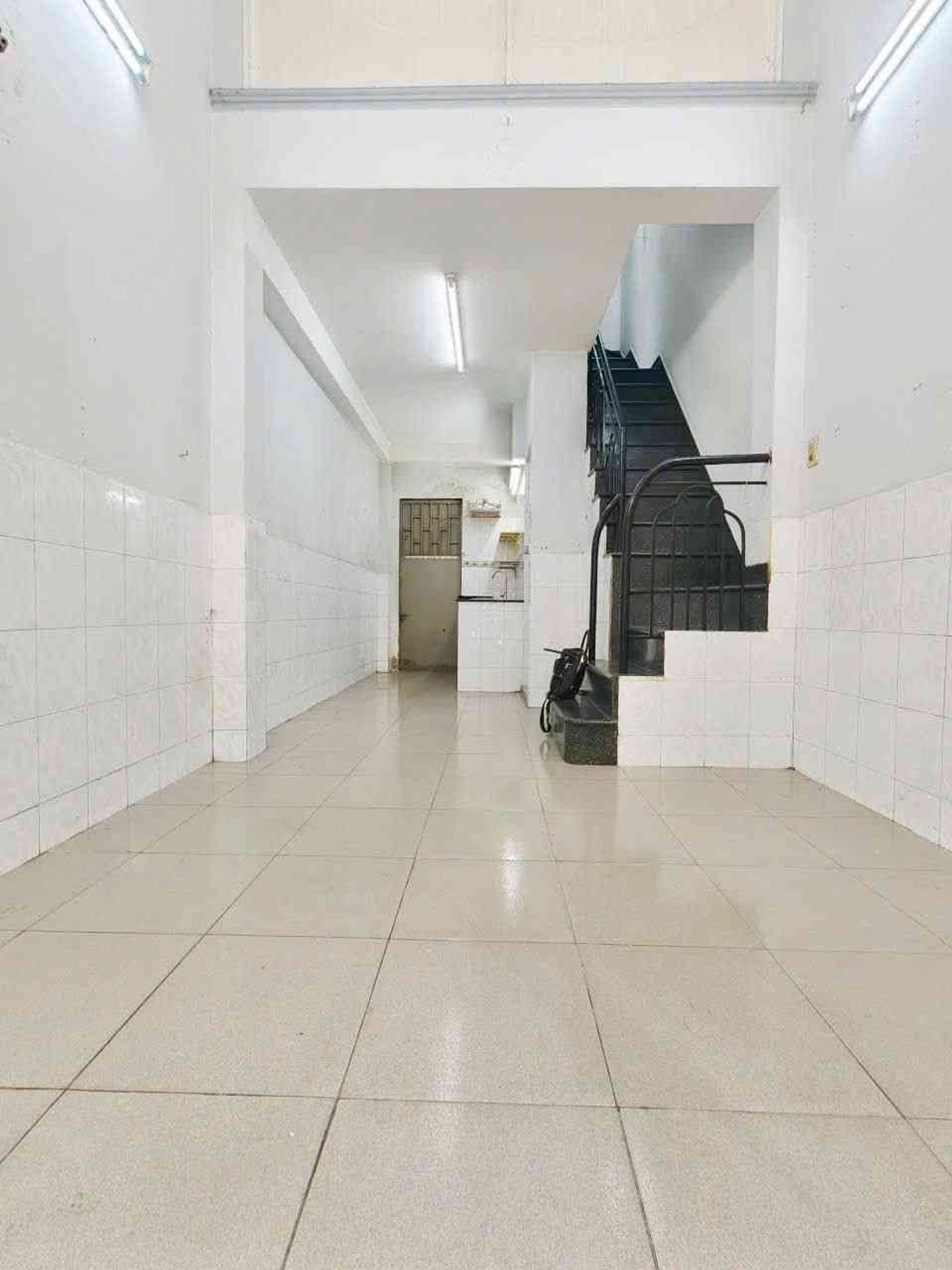 Nhà 4 Tầng Trung Tâm Quận 5, Thiết Kế Tươi Mới, Tiện Nghi Đầy Đủ
