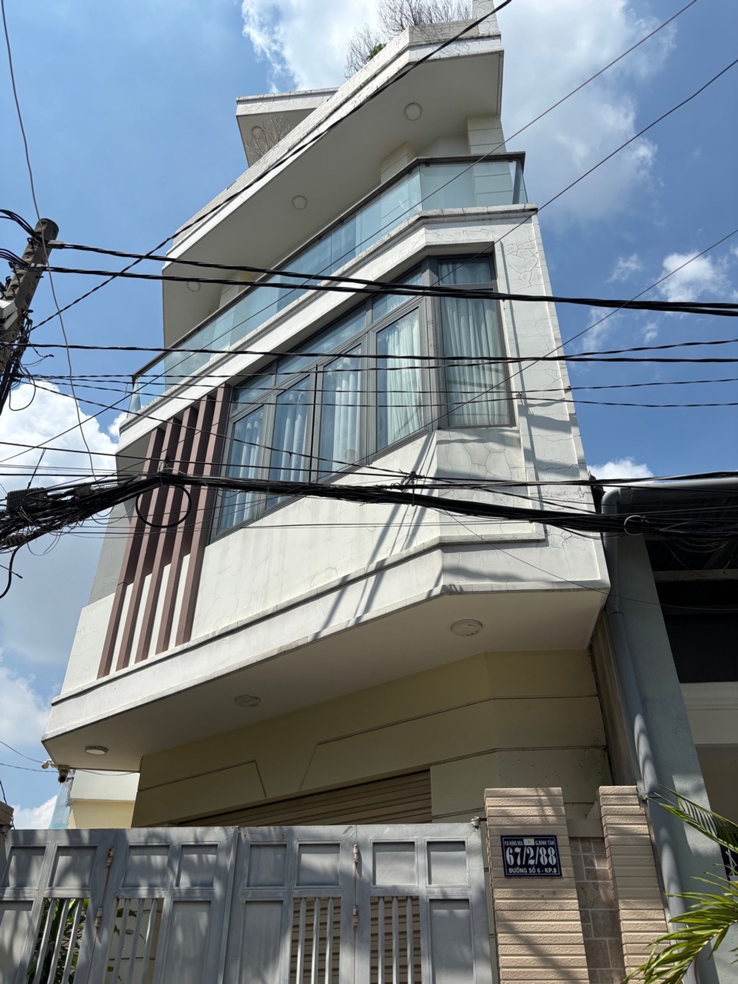 Nhà lô góc 4 tầng gần Aeon Tân Phú, hẻm xe hơi tránh
