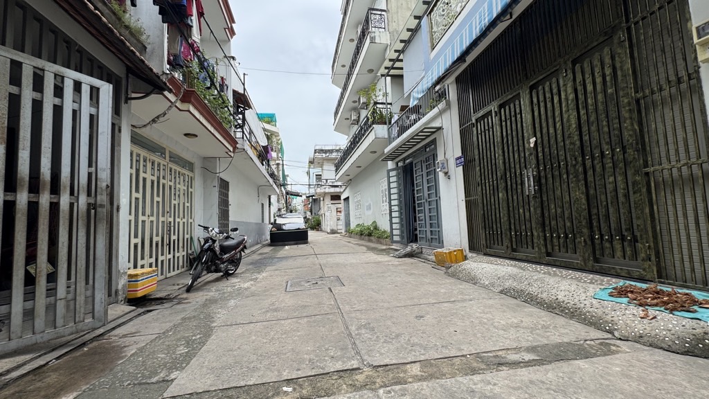 Bán nhà riêng tại Bình Hưng Hoà, Bình Tân, hẻm xe hơi thông, diện tích 32m2