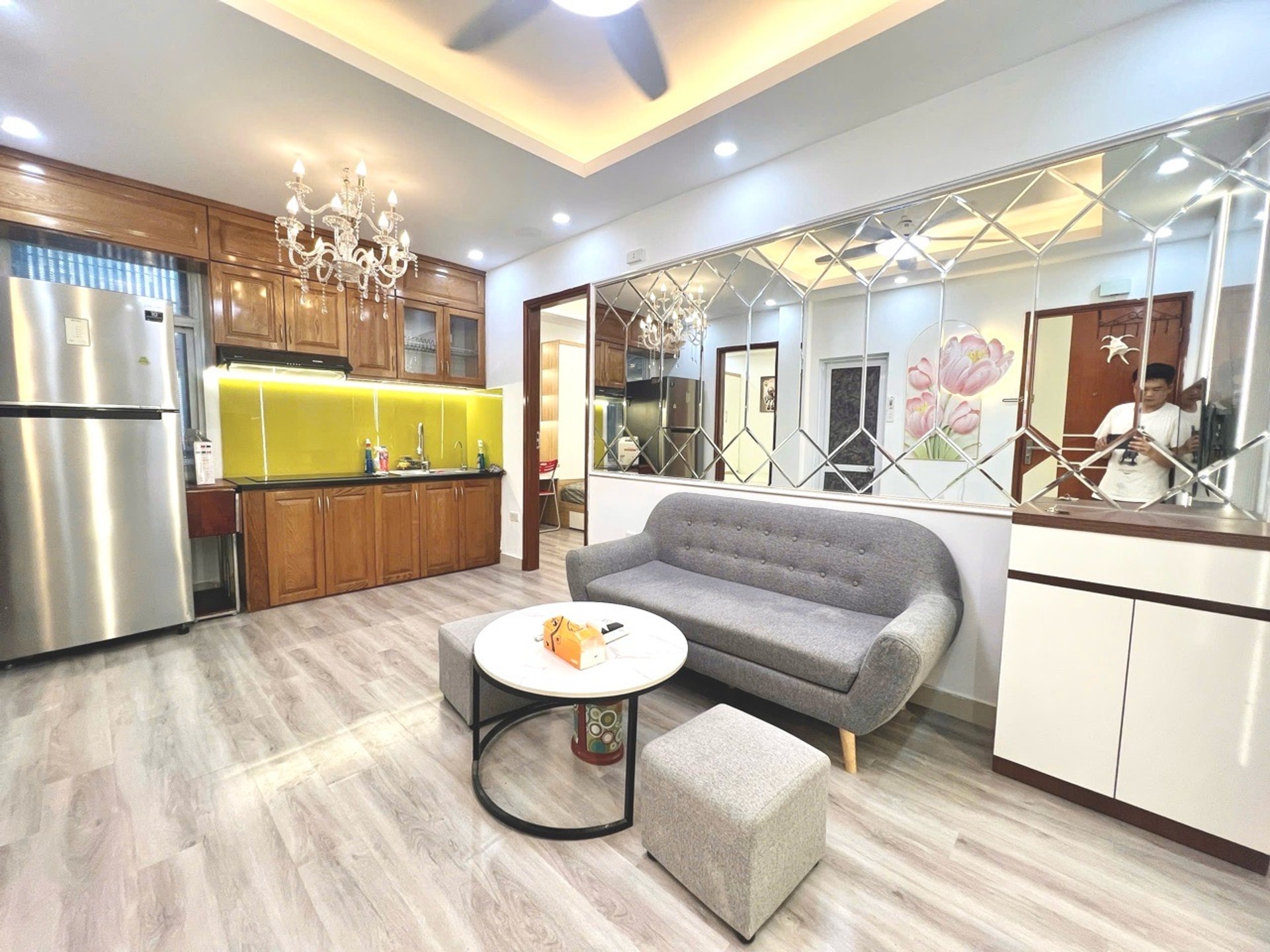 Cầu Giấy,bán chung cư 2ngủ, full nội thất long lanh, ban công rộng, sổ riêng, giá tốt, 0987806106