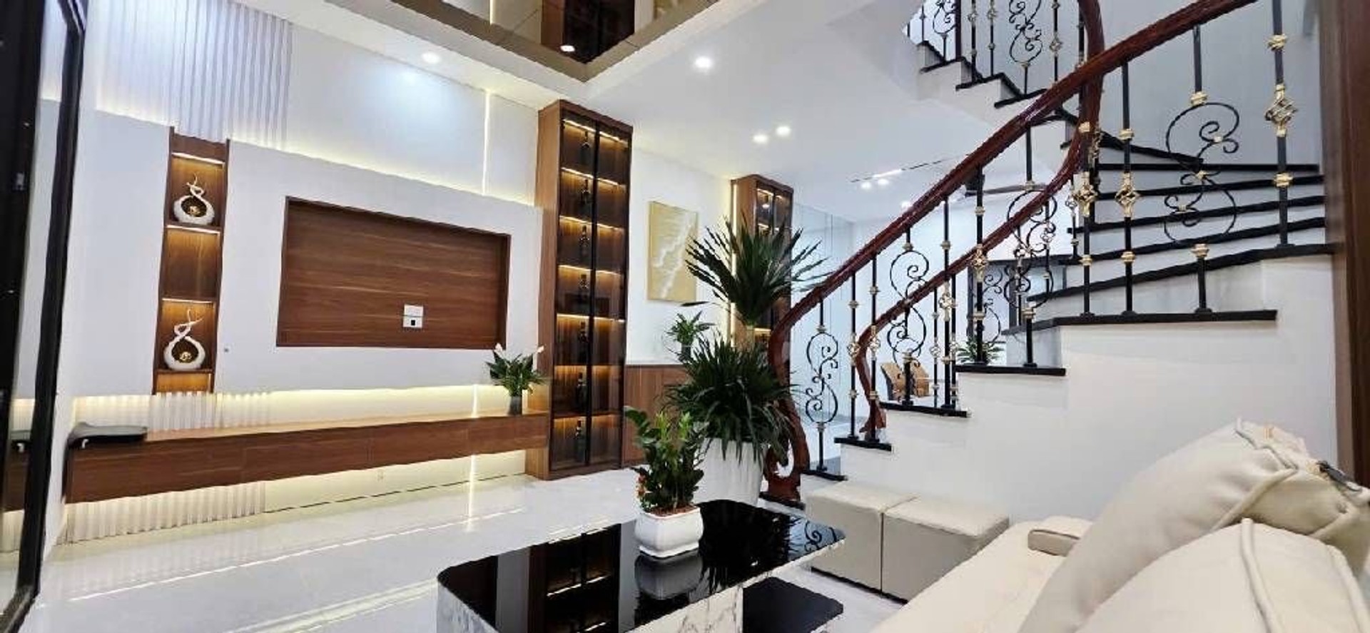 Nhà 4 tầng 37m2 tại Định Công Thượng, nhà mới, tặng full nội thất cho chủ mới.