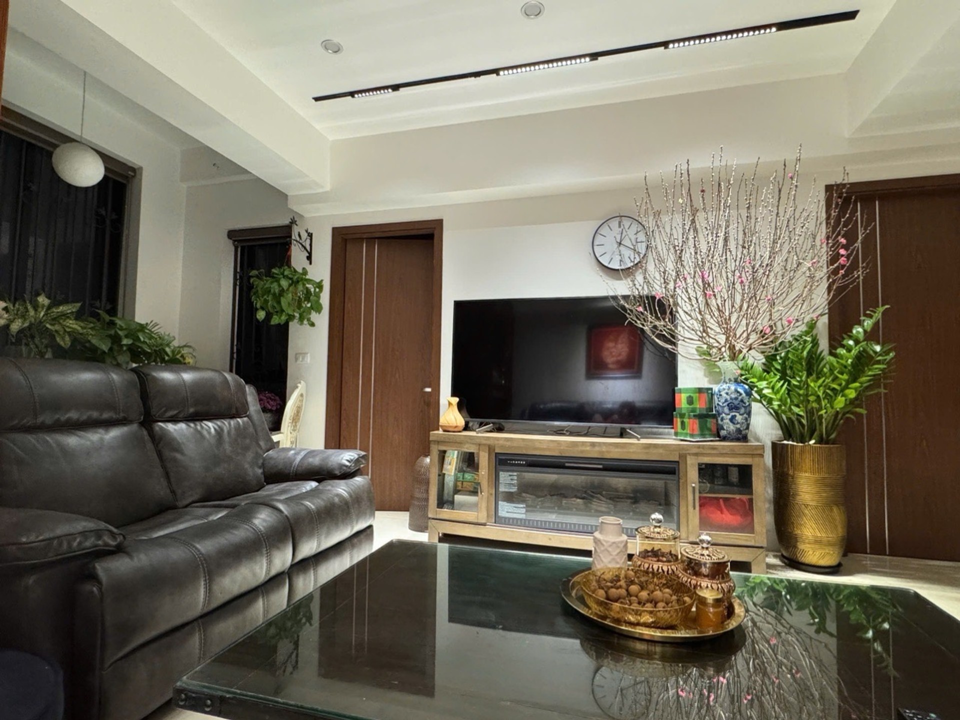 Bán căn hộ 2 phòng ngủ lô góc, view mặt phố Võ Chí Công, khu vực Xuân La