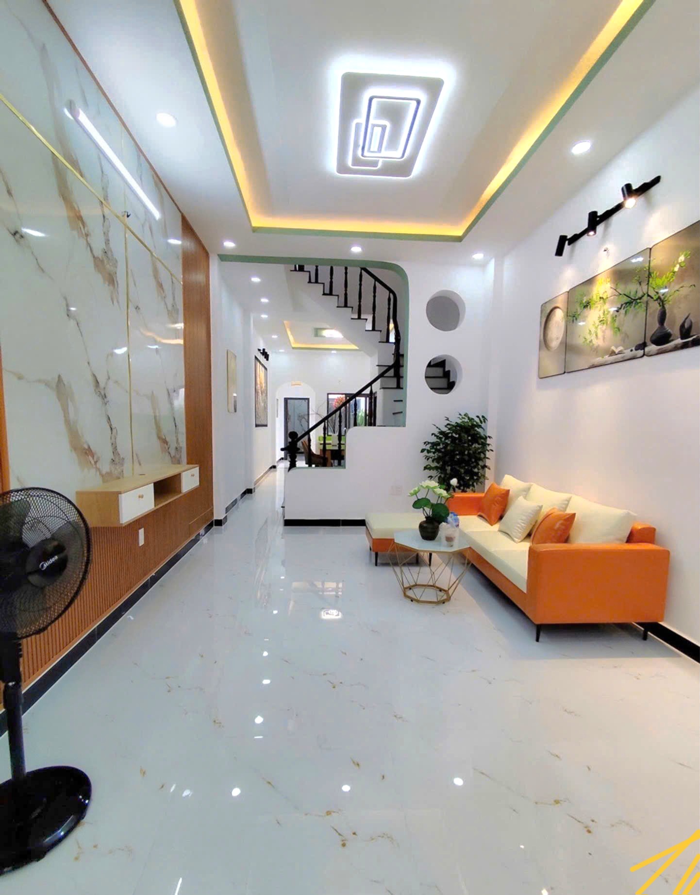 Nhà đẹp 3 tầng, hẻm xe hơi thông, chỉ hơn 7ty tại Bình Tân