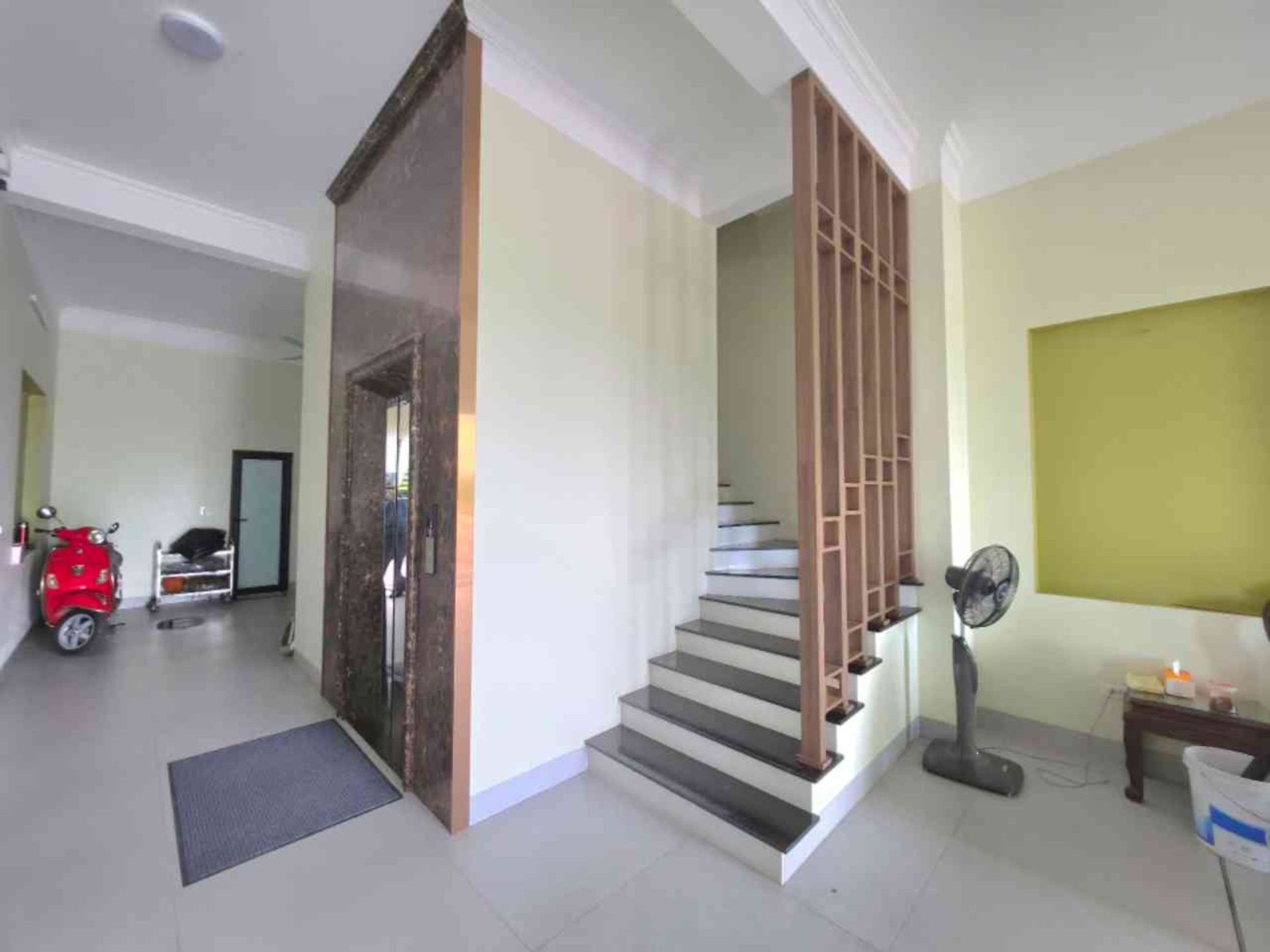 Bán nhà mặt phố tại Cự Khối, 5 tầng, thang máy, hướng Đông Bắc