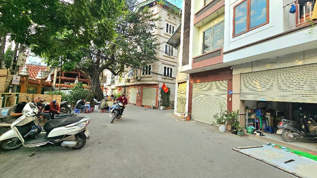 Bán đất tặng nhà 2 tầng lô góc Kim Giang, nhà mặt ngõ thông, phù hợp kinh doanh, ô tô vào nhà.