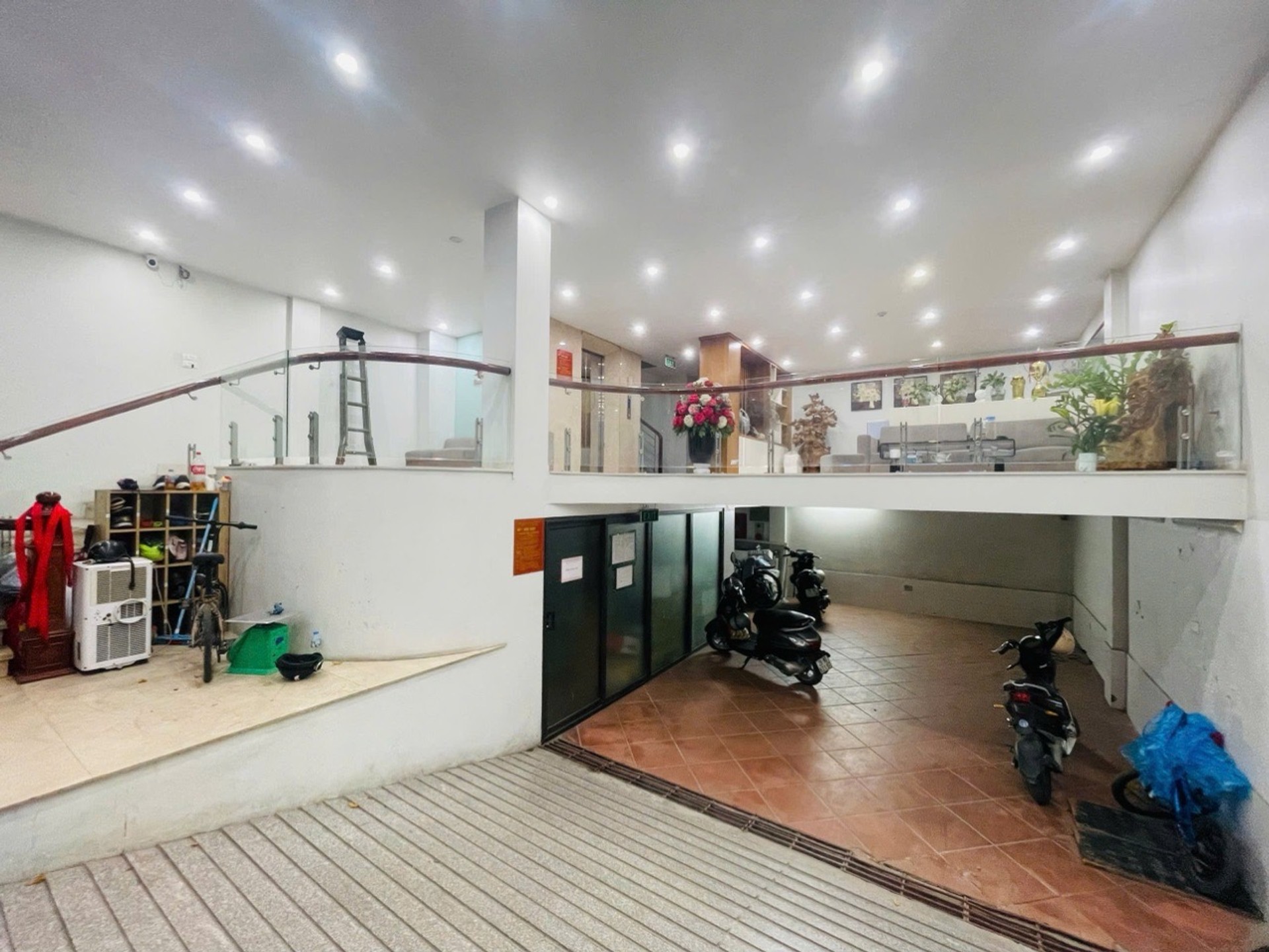 Bán tòa nhà văn phòng 9 tầng khu Nguyễn Xiển, view hồ