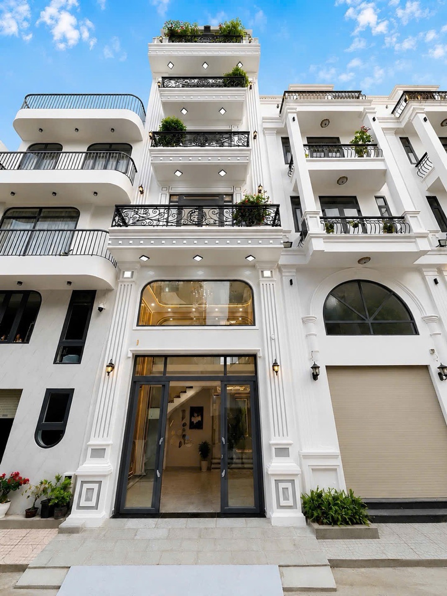 Cơ hội sở hữu nhà phố 5 tầng hiện đại tại Hoàng Quốc Việt với thang máy và nội thất cao cấp
