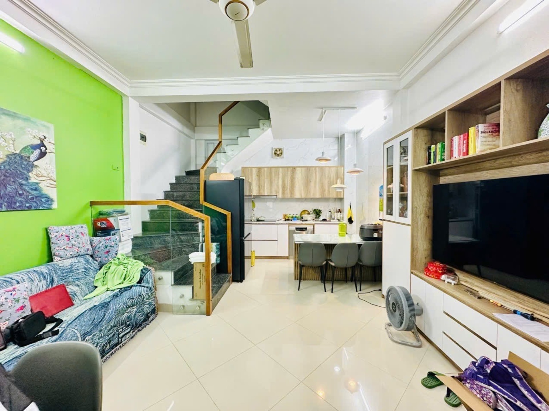 Nhà riêng 5 tầng lô góc, 3 phòng ngủ, gần Đại học, cạnh ô tô