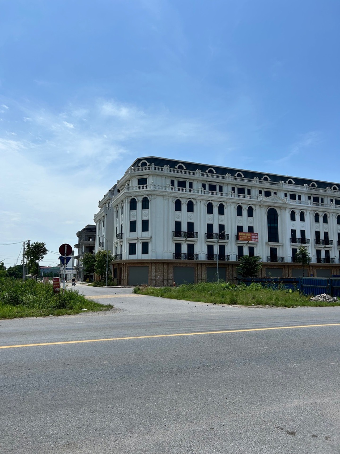 Bán shophouse 3 tầng tại khu đô thị Đông Đô Liên Bão, Bắc Ninh, mặt tiền 5m, pháp lý chuẩn