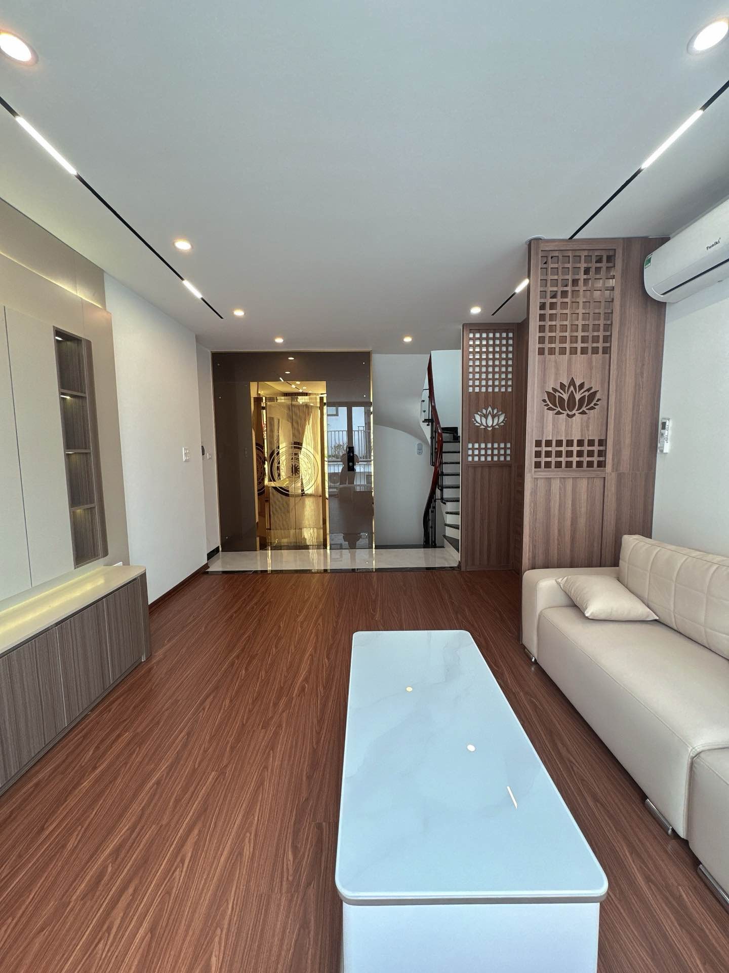 Nhà mặt phố 7 tầng hiện đại tại Long Biên, diện tích 33.6 m², thuận tiện kinh doanh
