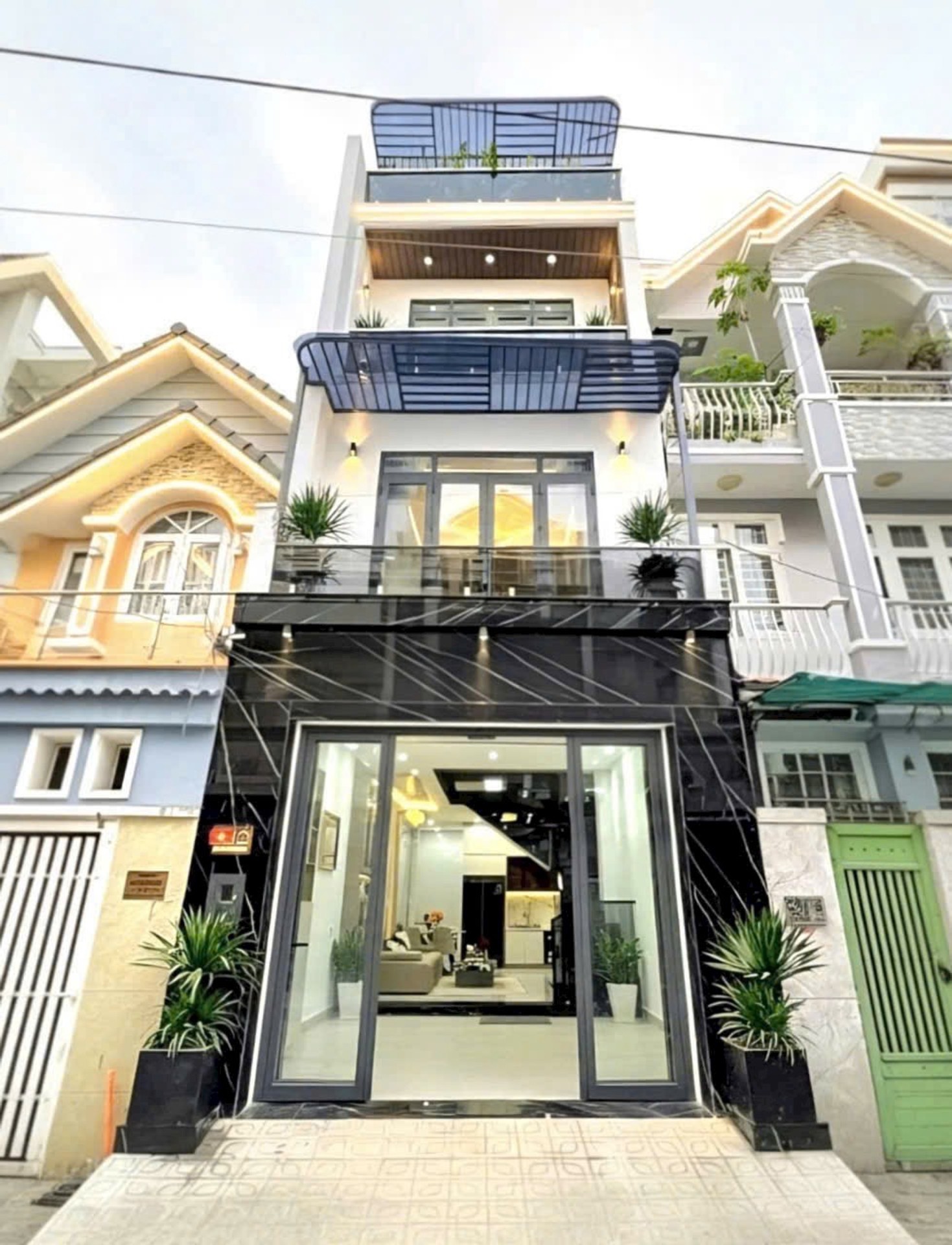 Nhà 4 tầng có gara, hẻm ô tô, diện tích 51m², giá 7.35 tỷ
