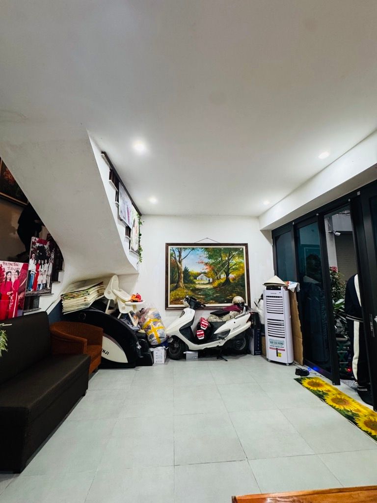 Nhà đẹp Nguyễn Sơn - Full nội thất - 7 chỗ đỗ cửa - cách mặt phố chỉ 50m
