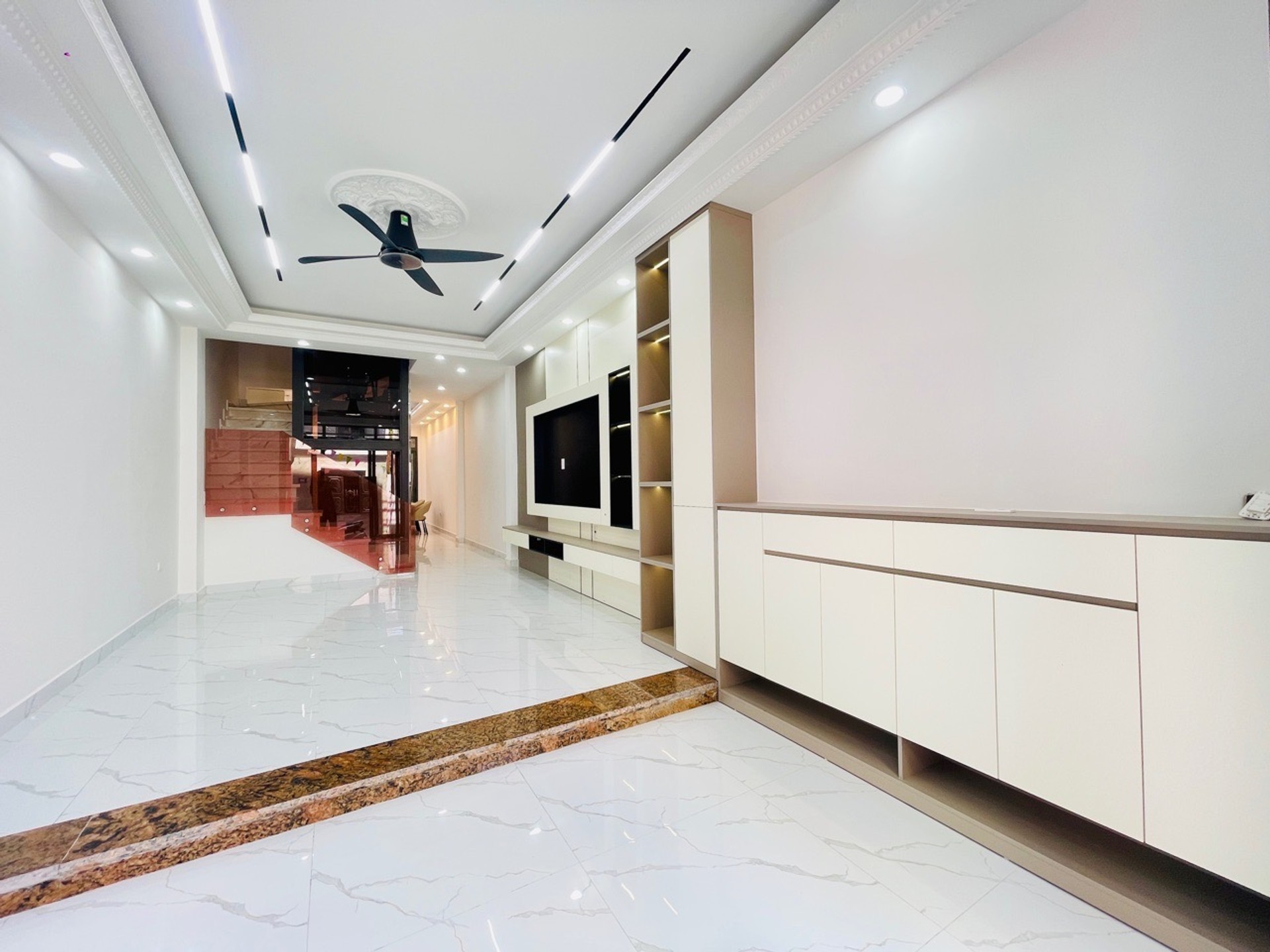 Bán nhà riêng 4 tầng có thang máy tại quận với gara ô tô, diện tích 74m²
