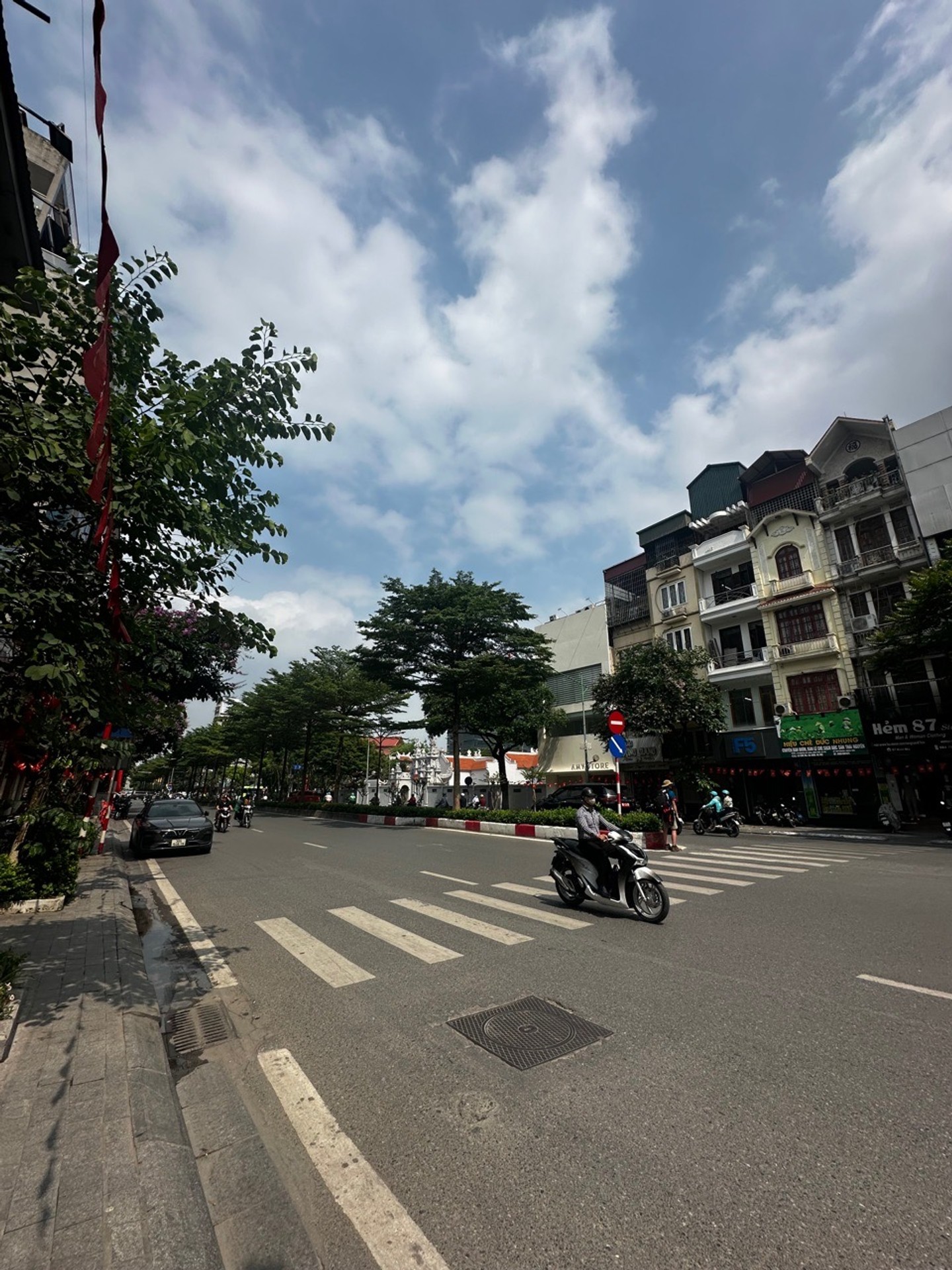 Nhà mặt phố Kim Mã tinh tế giữa trung tâm kinh doanh đắt giá. Giá hợp lý.