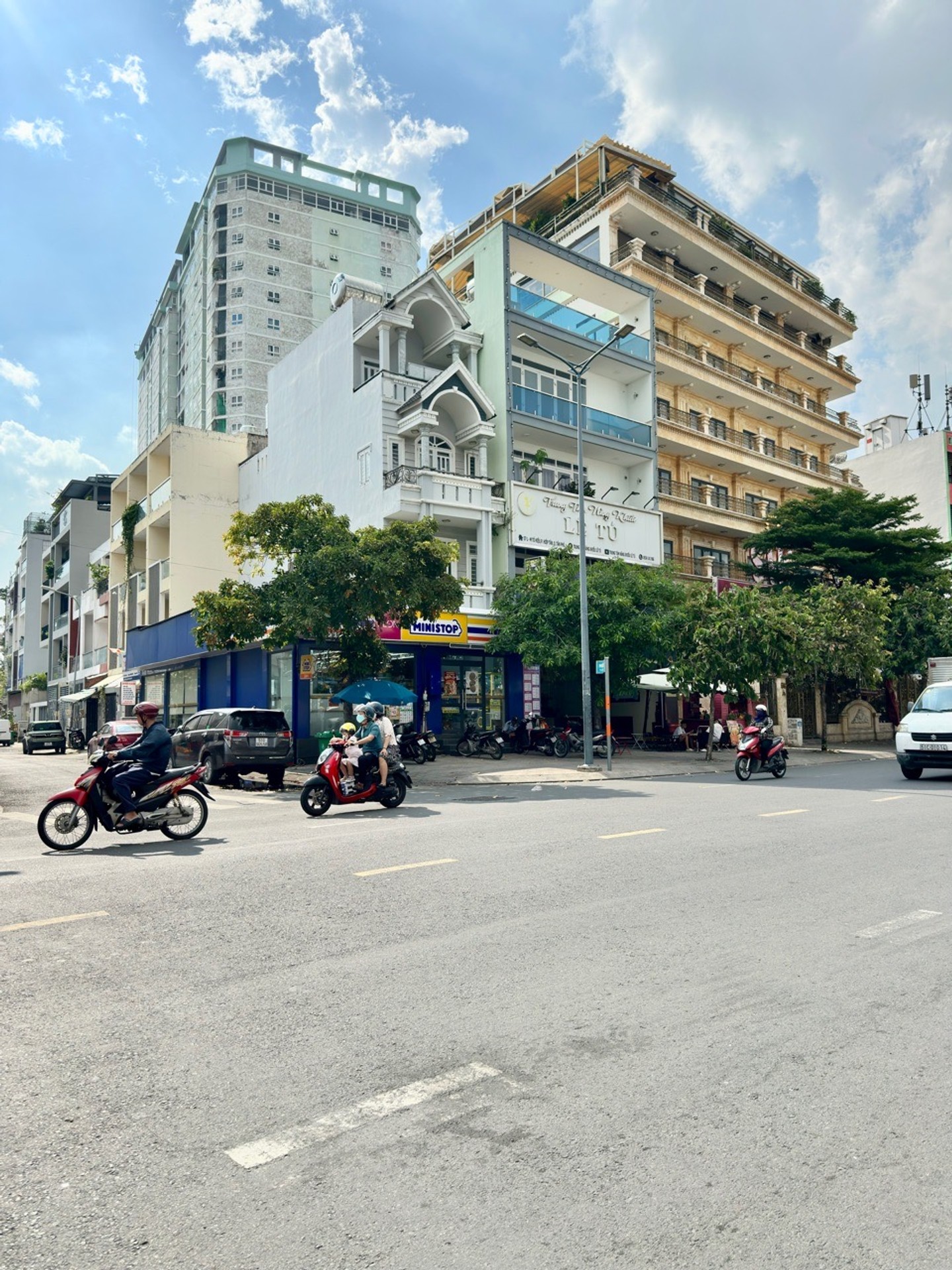 Nhà riêng 2 tầng tại Quận Tân Phú, vị trí gần Đầm Sen, tiện kinh doanh và ở