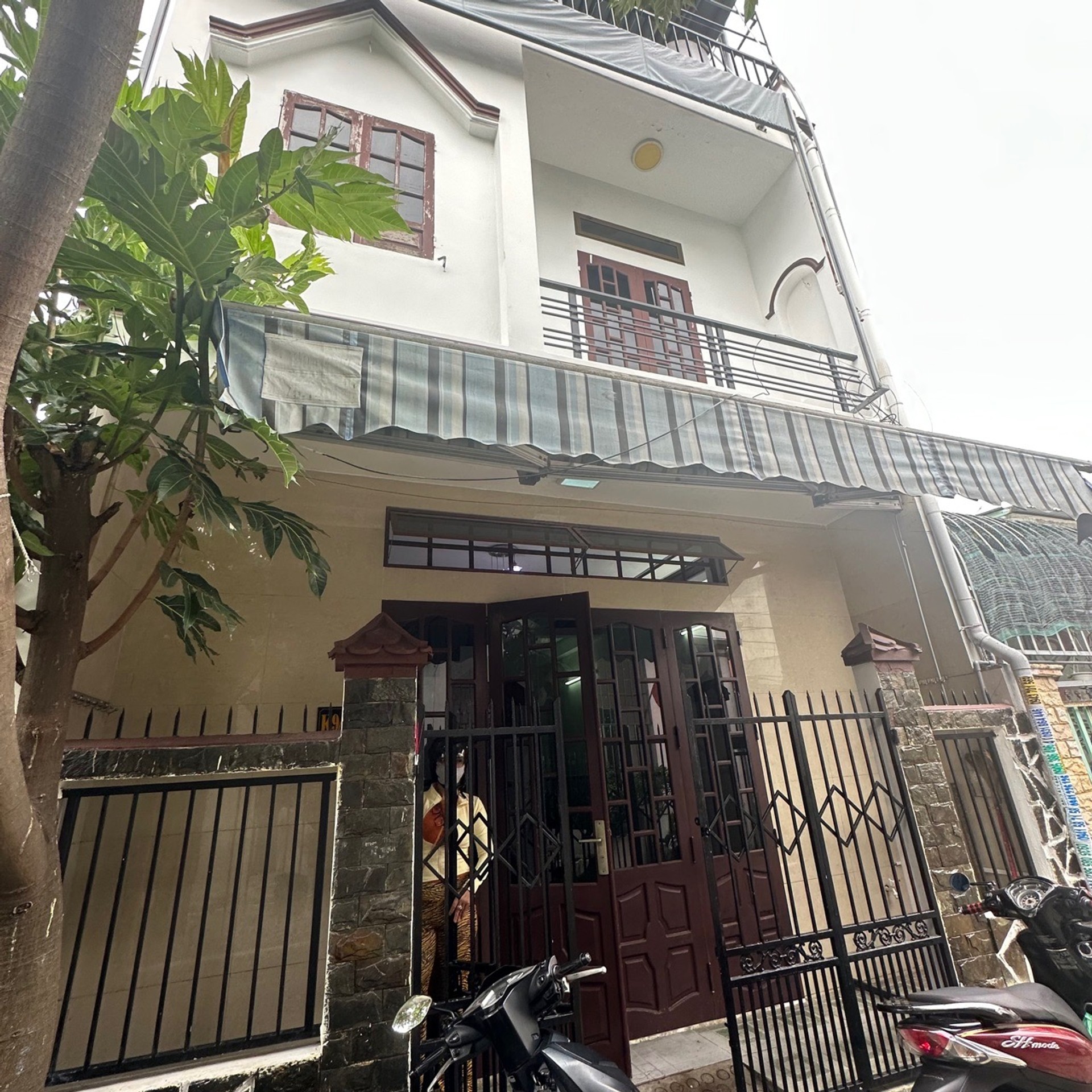 Nhà 2,5 tầng xinh xắn, kiệt ô tô thông, 3 phòng ngủ tiện nghi